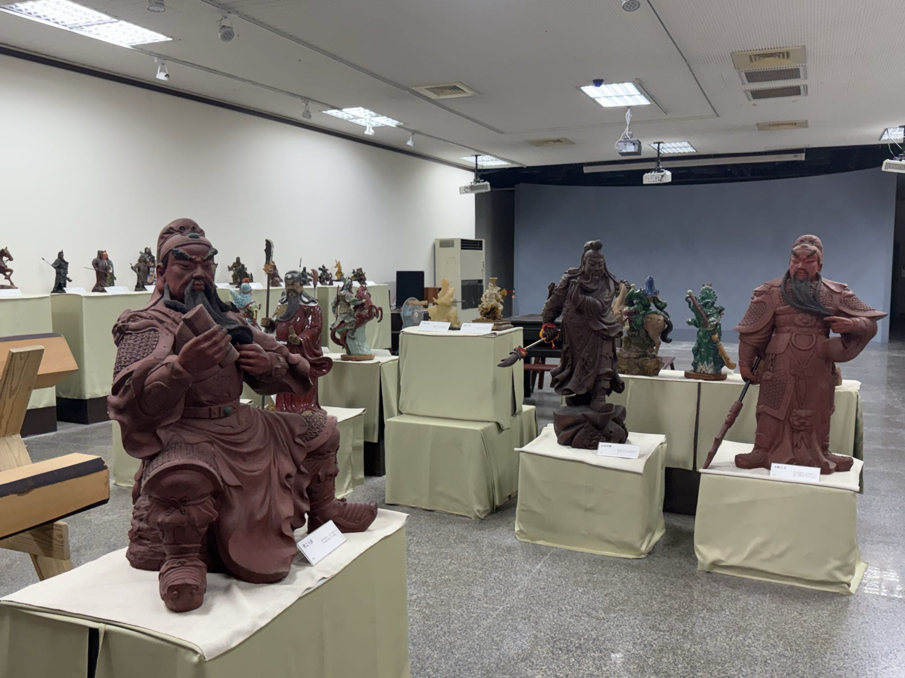 台南市鹽水區旅途中的幸福時光。台南鹽水小鎮：鹽水武廟、永成戲院、八角樓、月之美術館、月津港