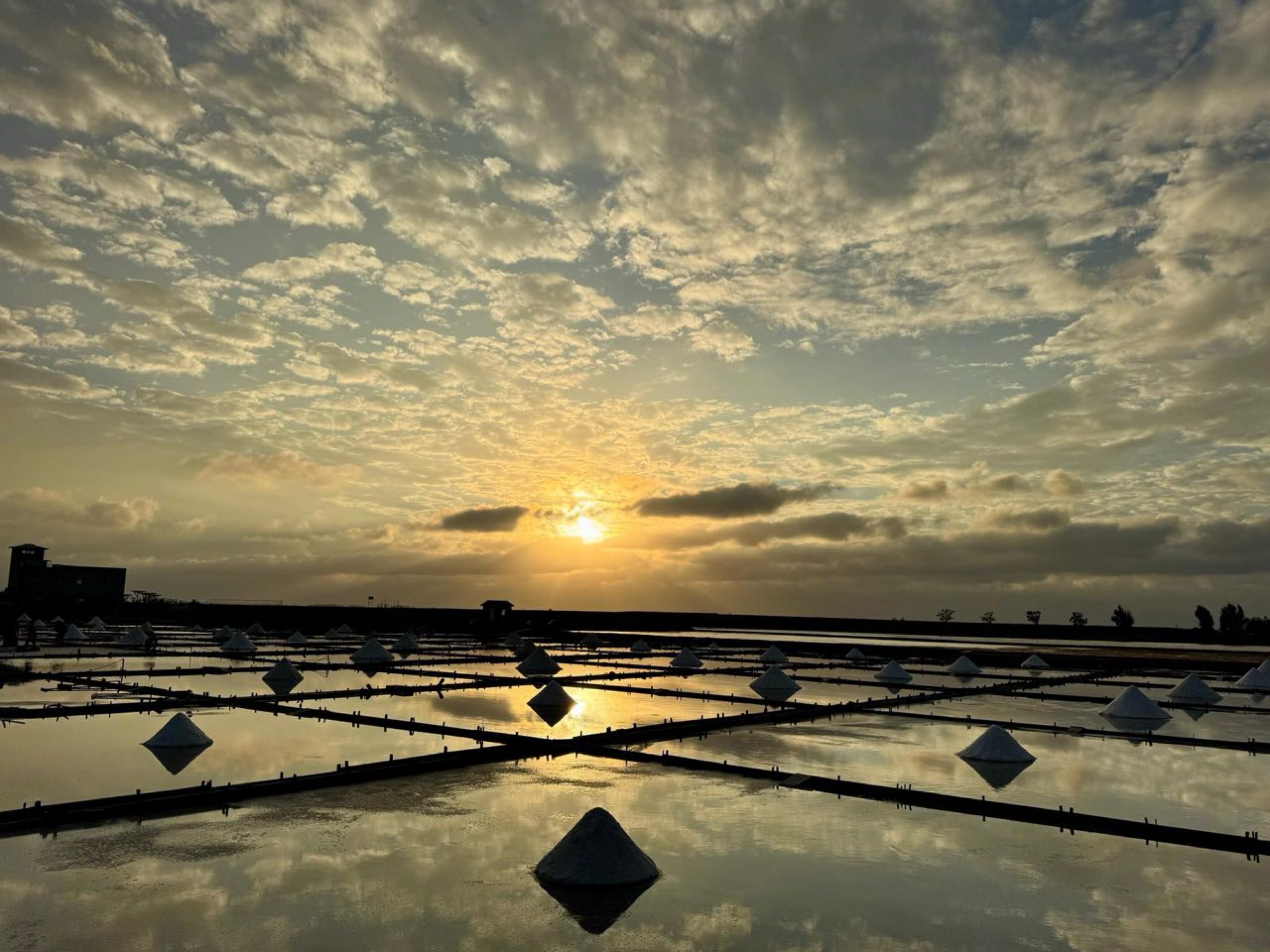 台南市北門區旅途中的幸福時光。台南北門井仔腳鹽田。必打卡絕美夕陽餘暉景色