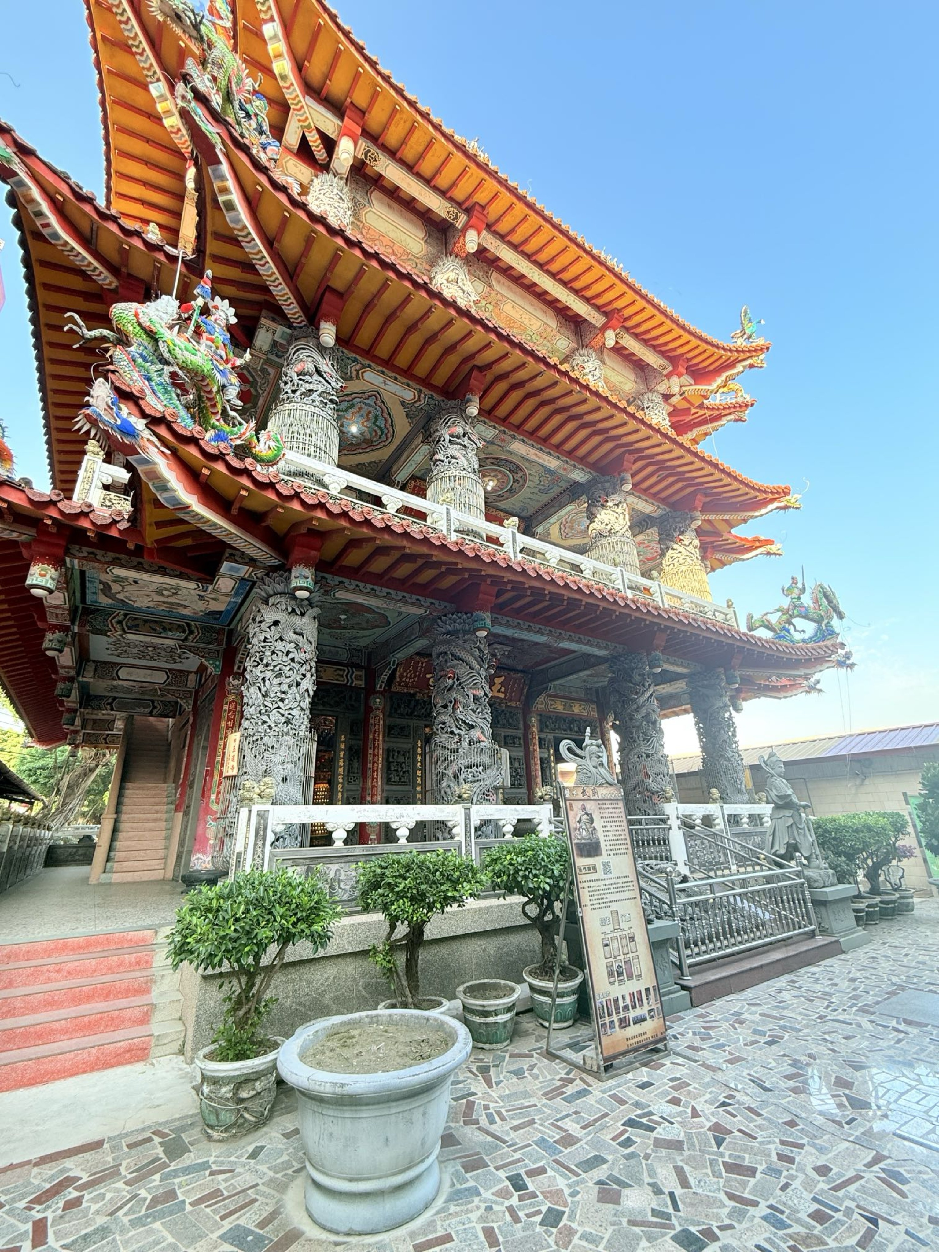 台南市鹽水區旅途中的幸福時光。台南鹽水小鎮：鹽水武廟、永成戲院、八角樓、月之美術館、月津港