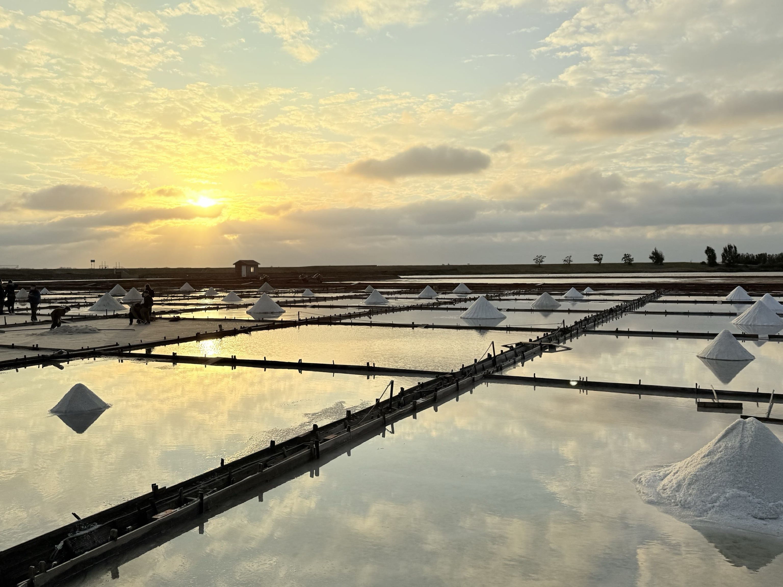 台南市北門區旅途中的幸福時光。台南北門井仔腳鹽田。必打卡絕美夕陽餘暉景色