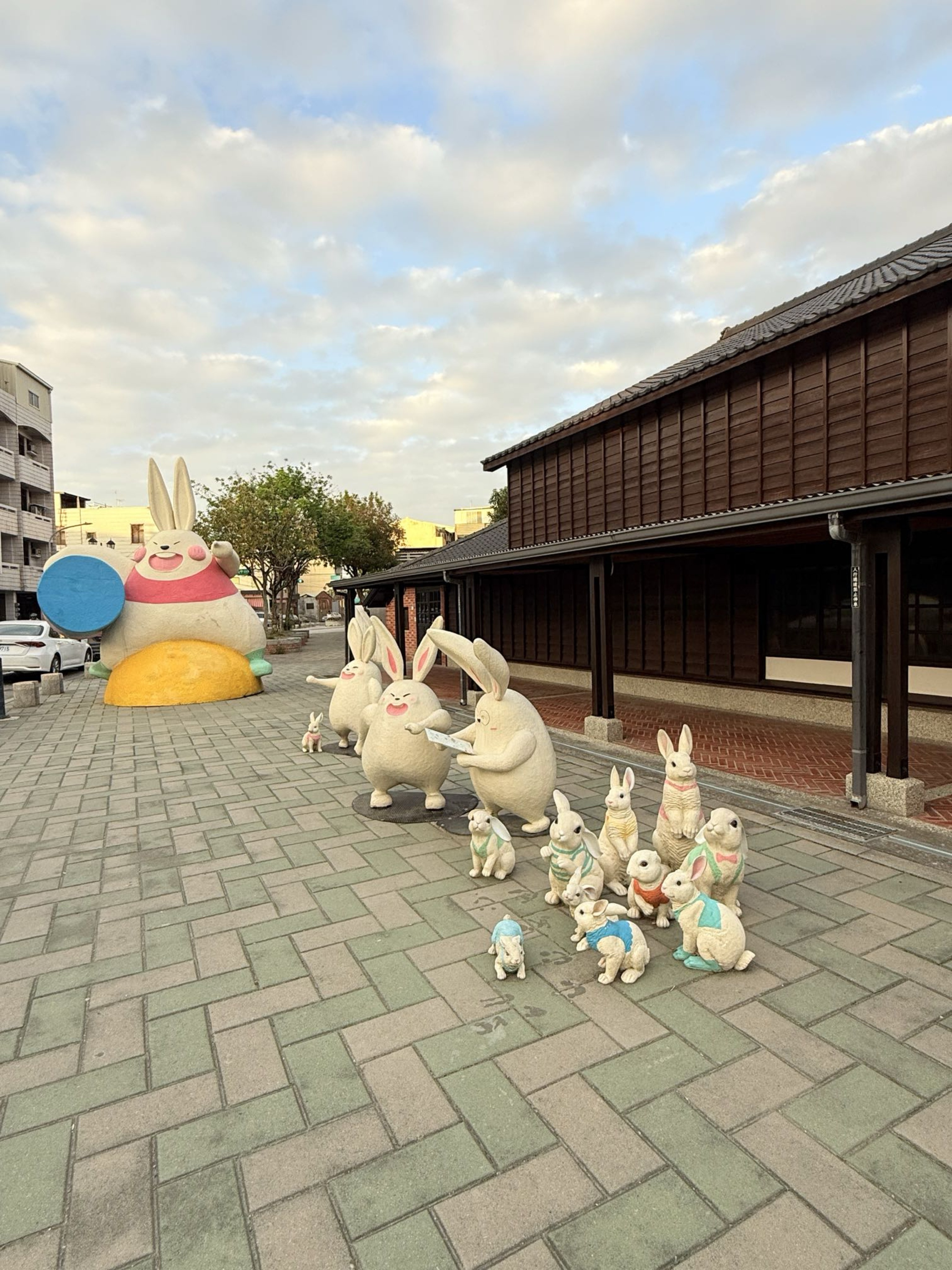 台南市鹽水區旅途中的幸福時光。台南鹽水小鎮：鹽水武廟、永成戲院、八角樓、月之美術館、月津港