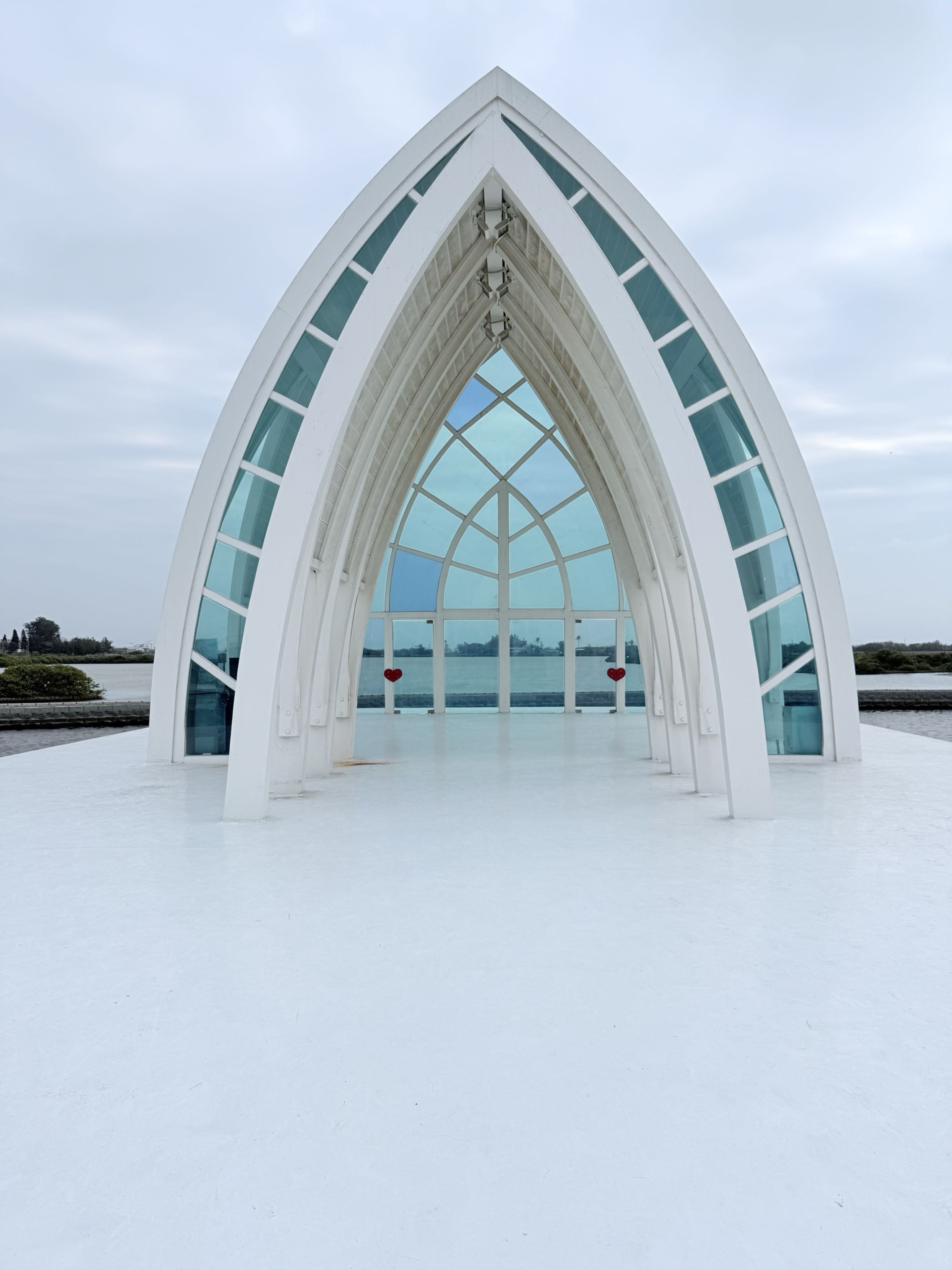 台南市北門區旅途中的幸福時光。水晶教堂北門遊客中心。幸福美麗的婚紗拍攝地點