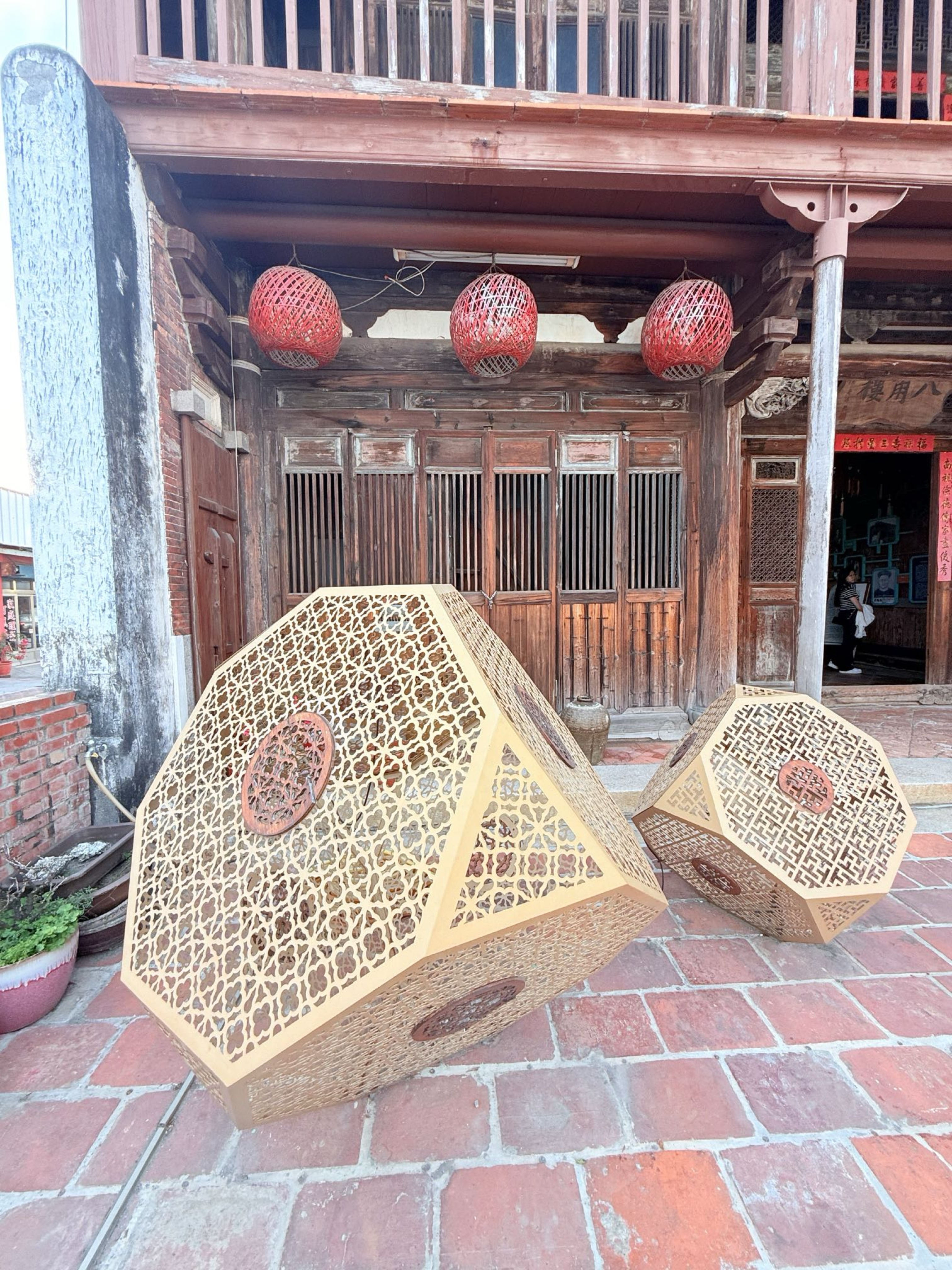 台南市鹽水區旅途中的幸福時光。台南鹽水小鎮：鹽水武廟、永成戲院、八角樓、月之美術館、月津港