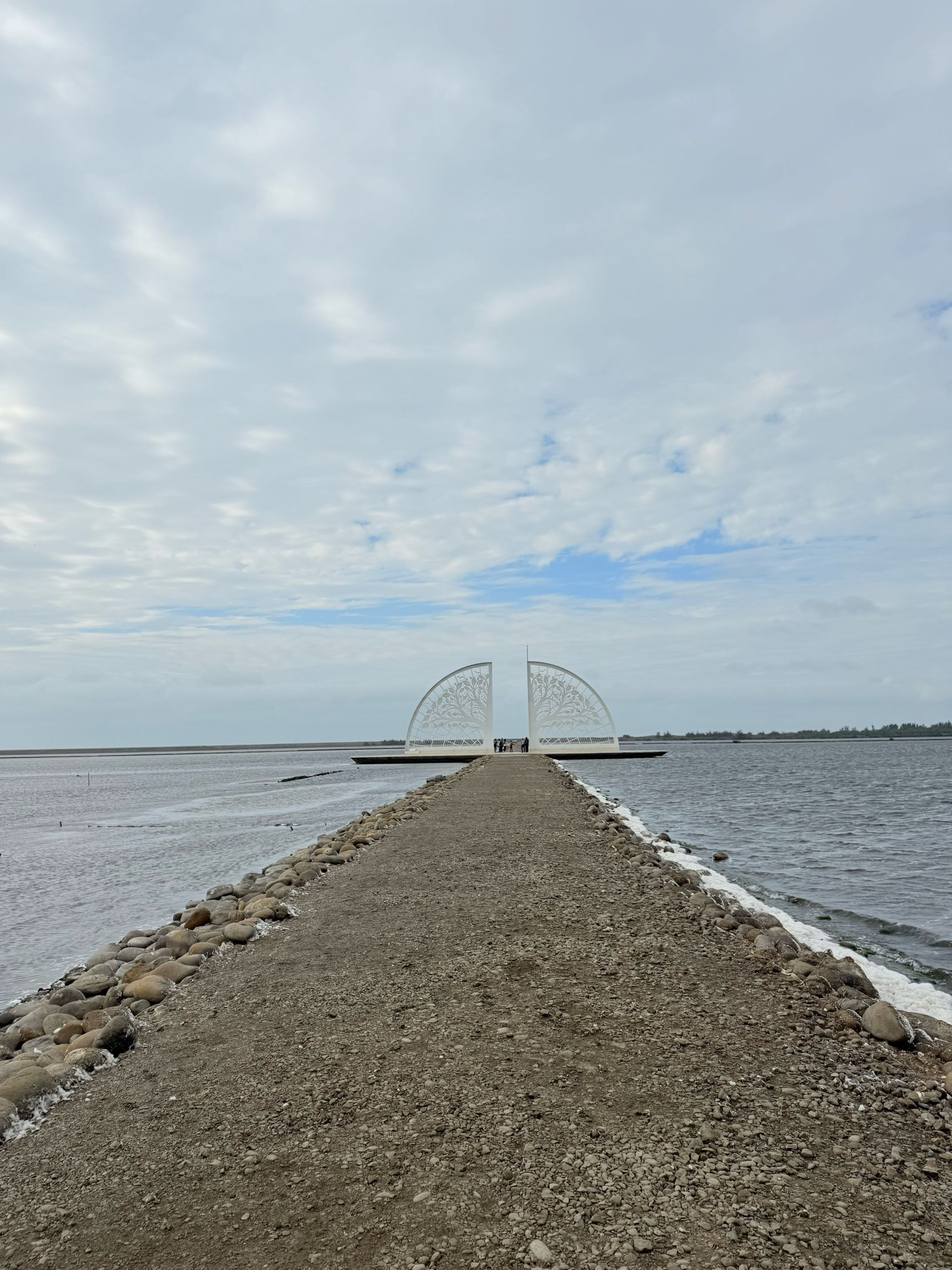 旅途中的幸福時光:台南。奇美。青鯤鯓扇形鹽田。午餐 阿月虱目魚粥。七股鹽山