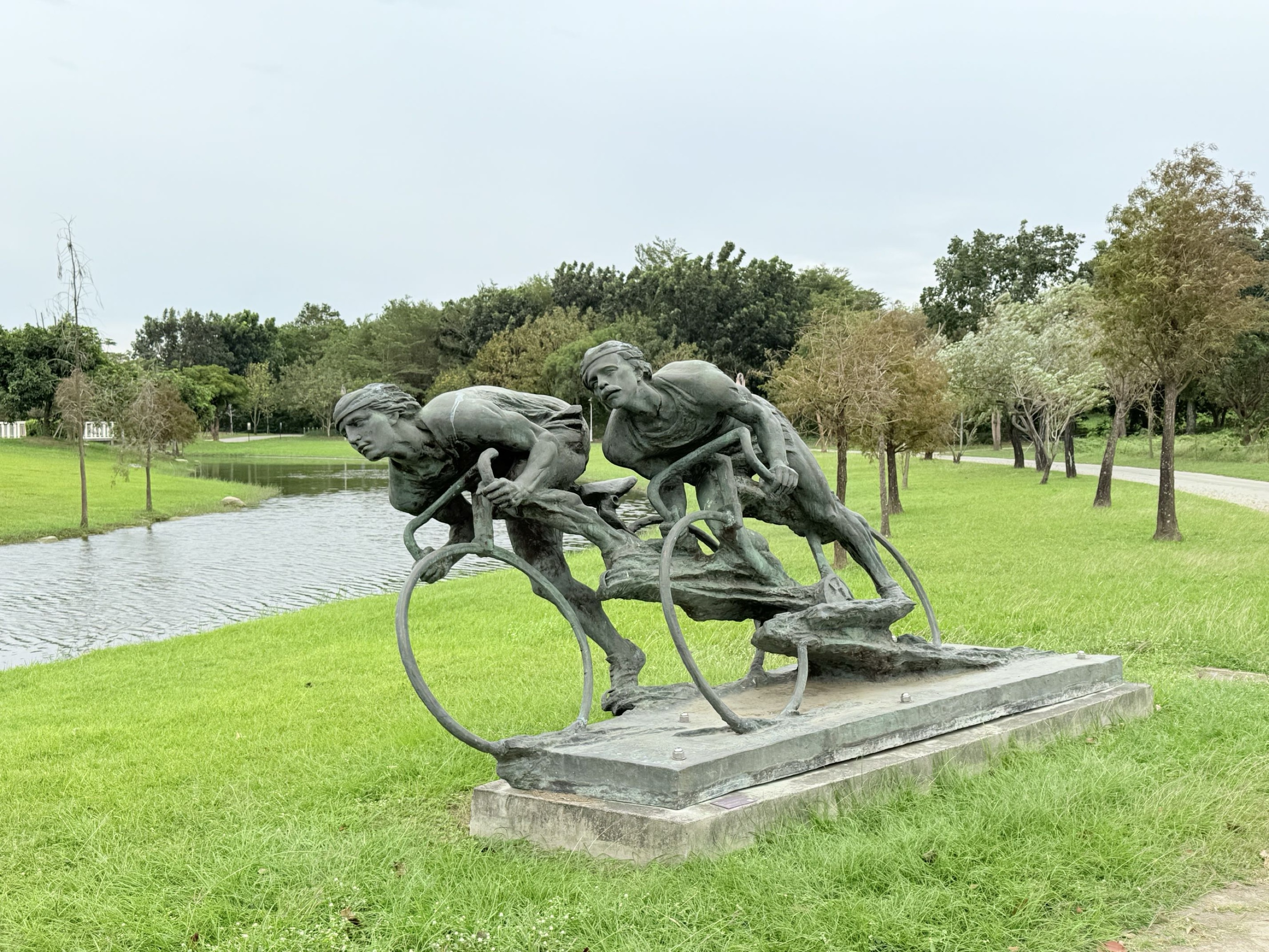 旅途中的幸福時光:台南。奇美。青鯤鯓扇形鹽田。午餐 阿月虱目魚粥。七股鹽山