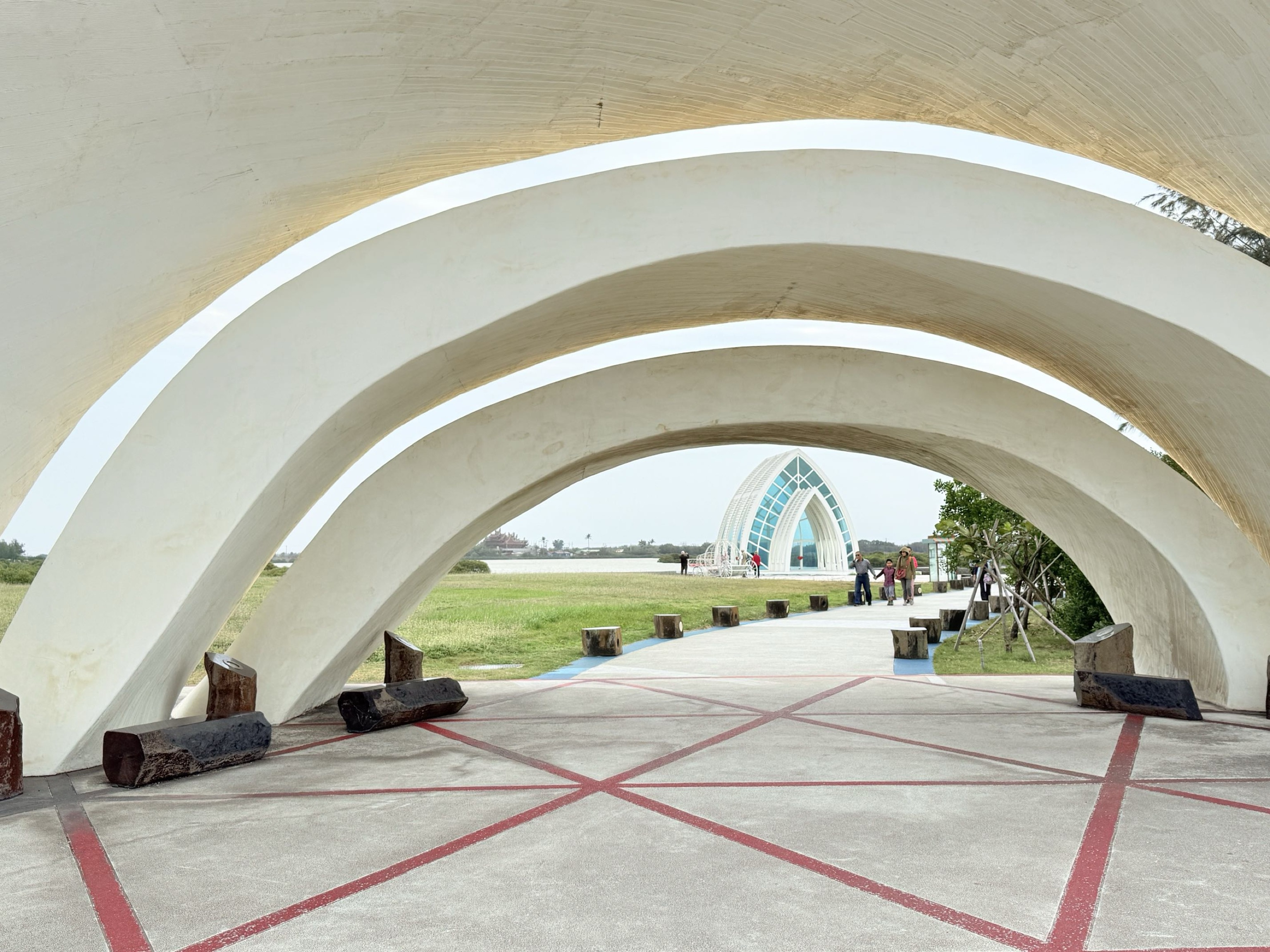台南市北門區旅途中的幸福時光。水晶教堂北門遊客中心。幸福美麗的婚紗拍攝地點