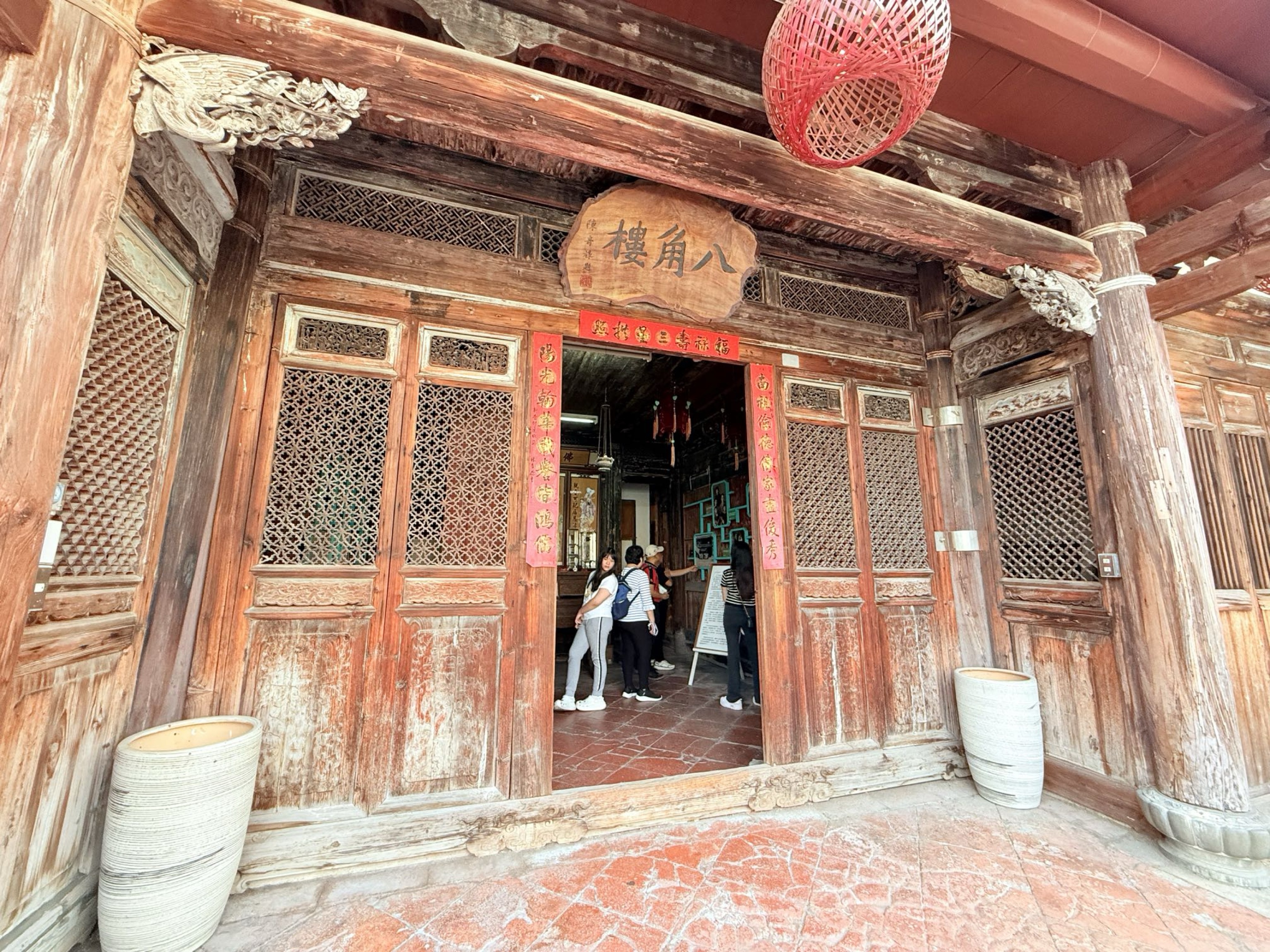 台南市鹽水區旅途中的幸福時光。台南鹽水小鎮：鹽水武廟、永成戲院、八角樓、月之美術館、月津港