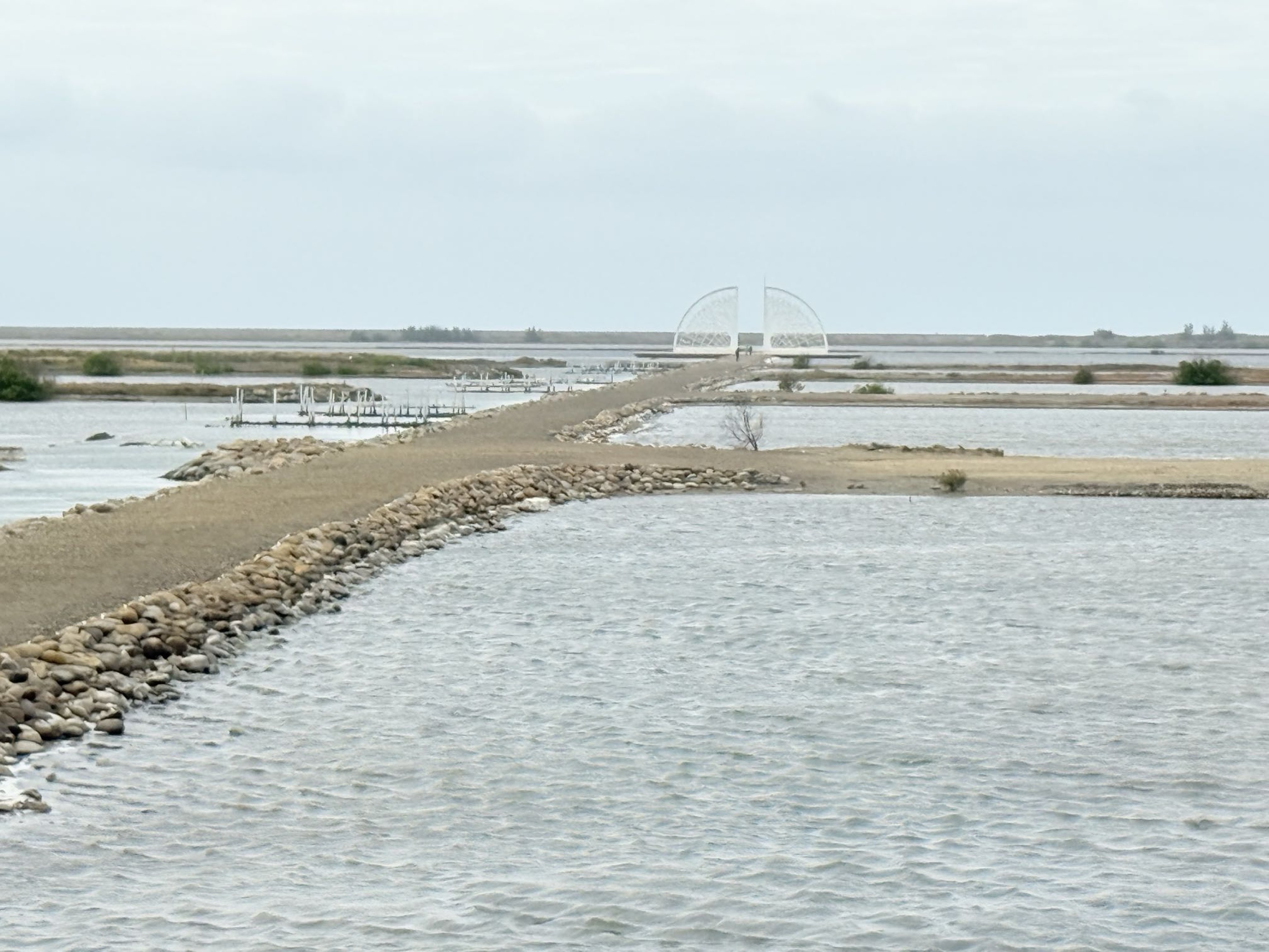 旅途中的幸福時光:台南。奇美。青鯤鯓扇形鹽田。午餐 阿月虱目魚粥。七股鹽山