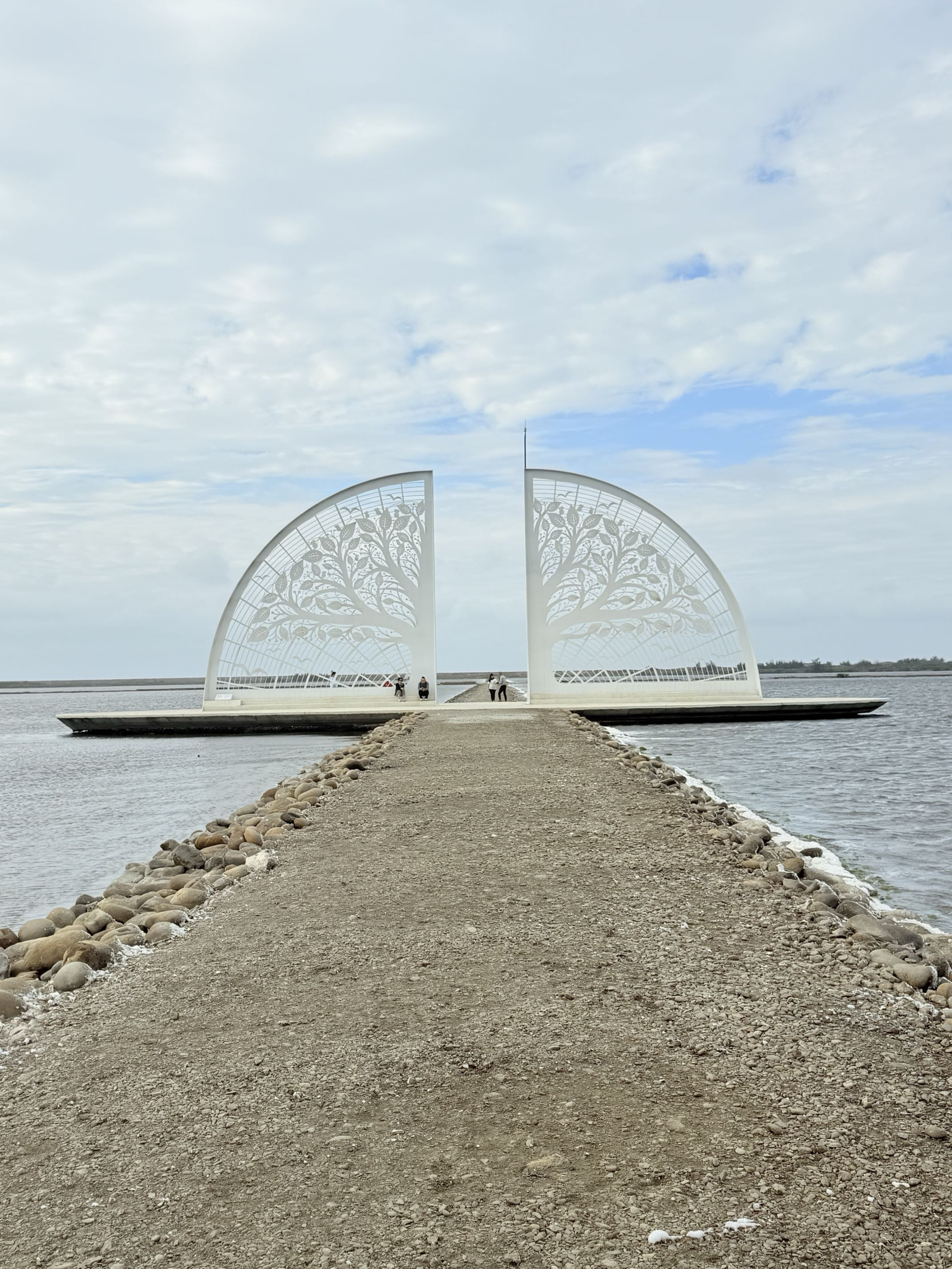 旅途中的幸福時光:台南。奇美。青鯤鯓扇形鹽田。午餐 阿月虱目魚粥。七股鹽山