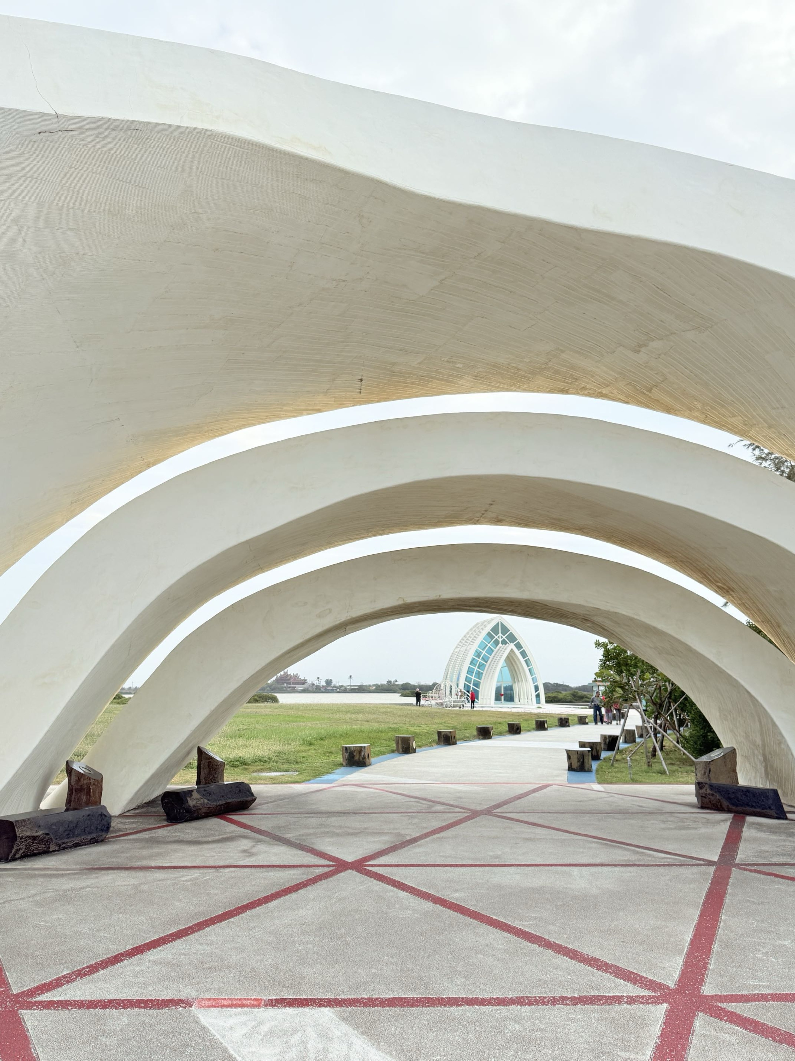 台南市北門區旅途中的幸福時光。水晶教堂北門遊客中心。幸福美麗的婚紗拍攝地點