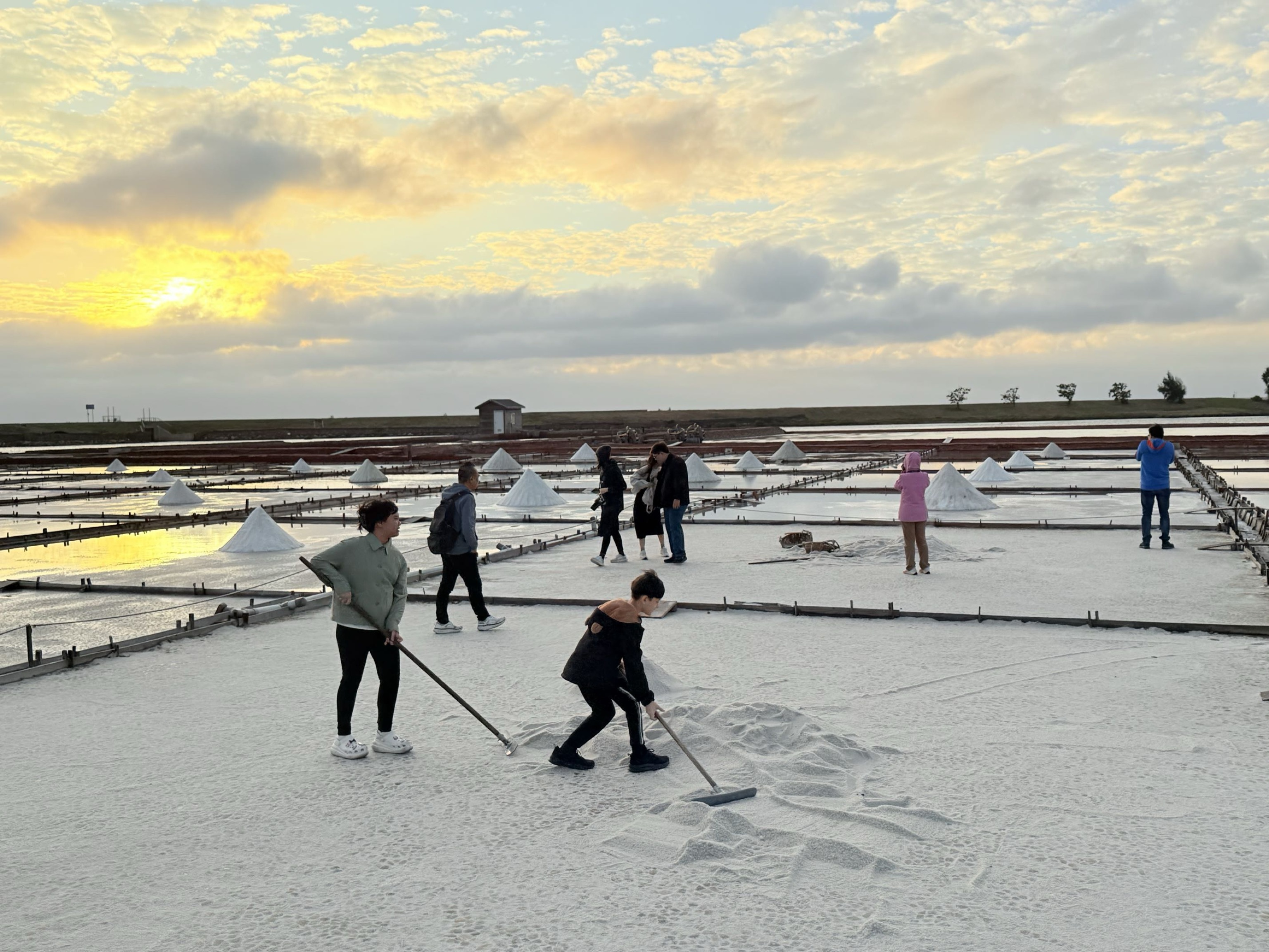台南市北門區旅途中的幸福時光。台南北門井仔腳鹽田。必打卡絕美夕陽餘暉景色