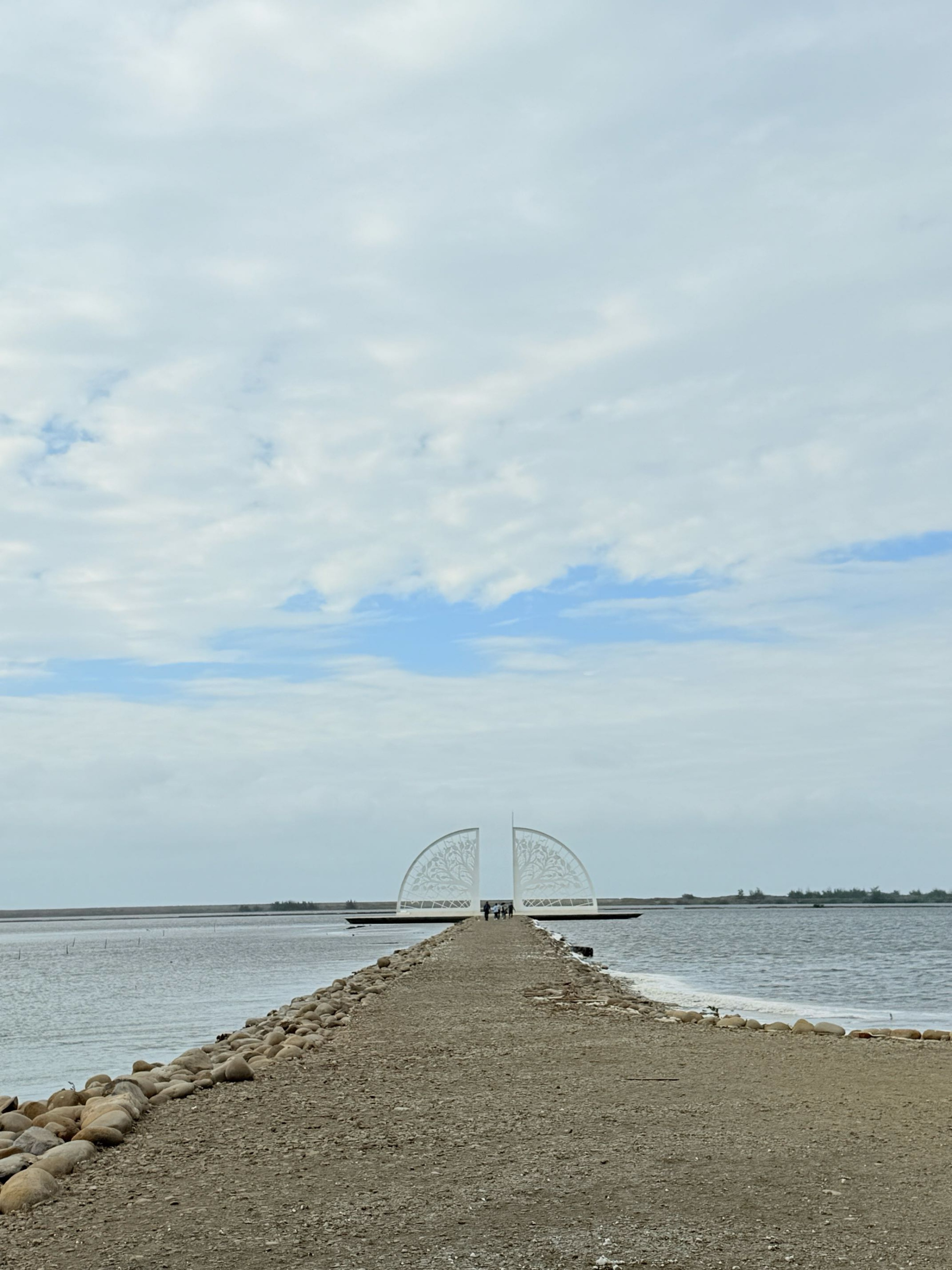 旅途中的幸福時光:台南。奇美。青鯤鯓扇形鹽田。午餐 阿月虱目魚粥。七股鹽山