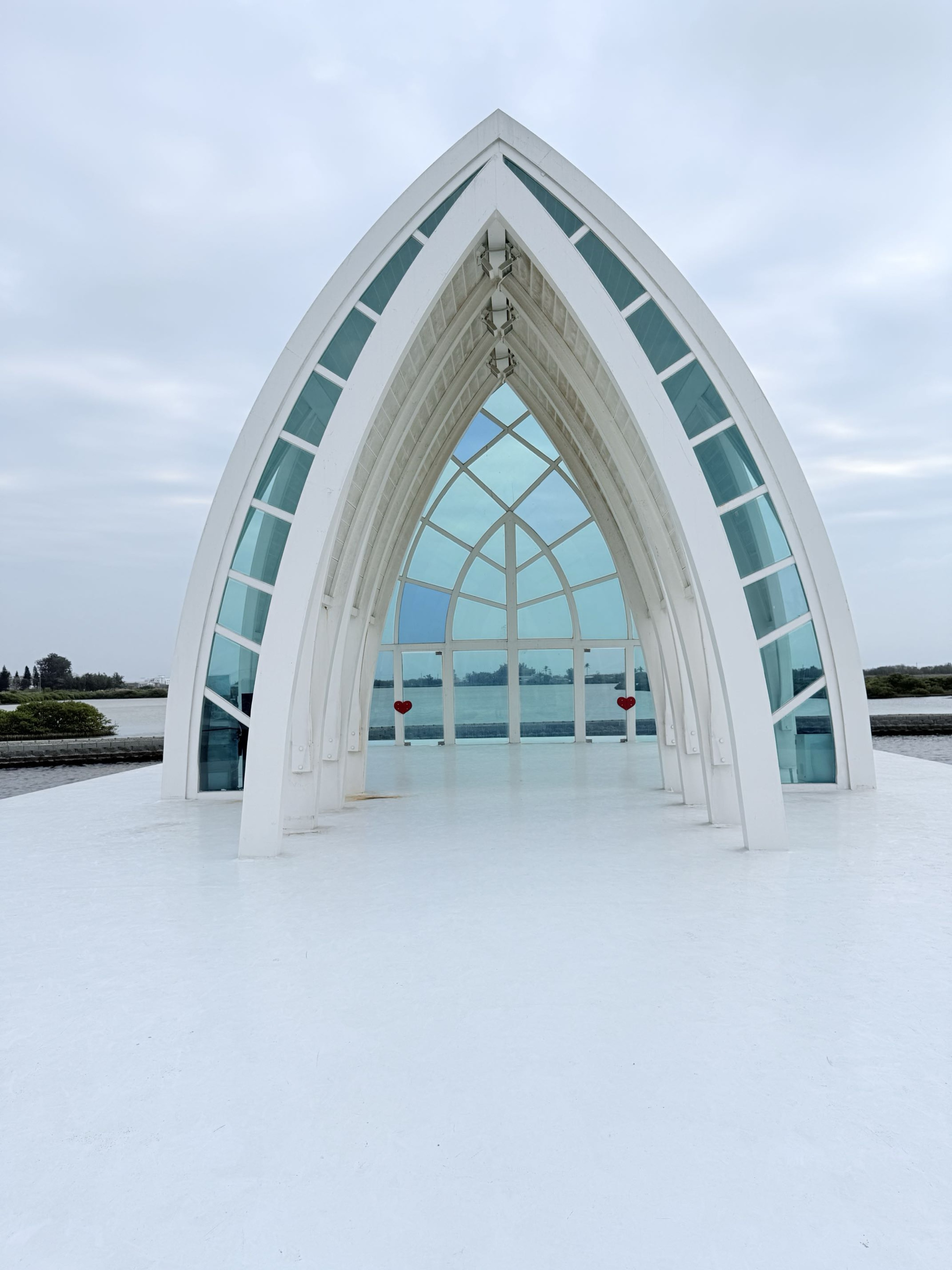 台南市北門區旅途中的幸福時光。水晶教堂北門遊客中心。幸福美麗的婚紗拍攝地點