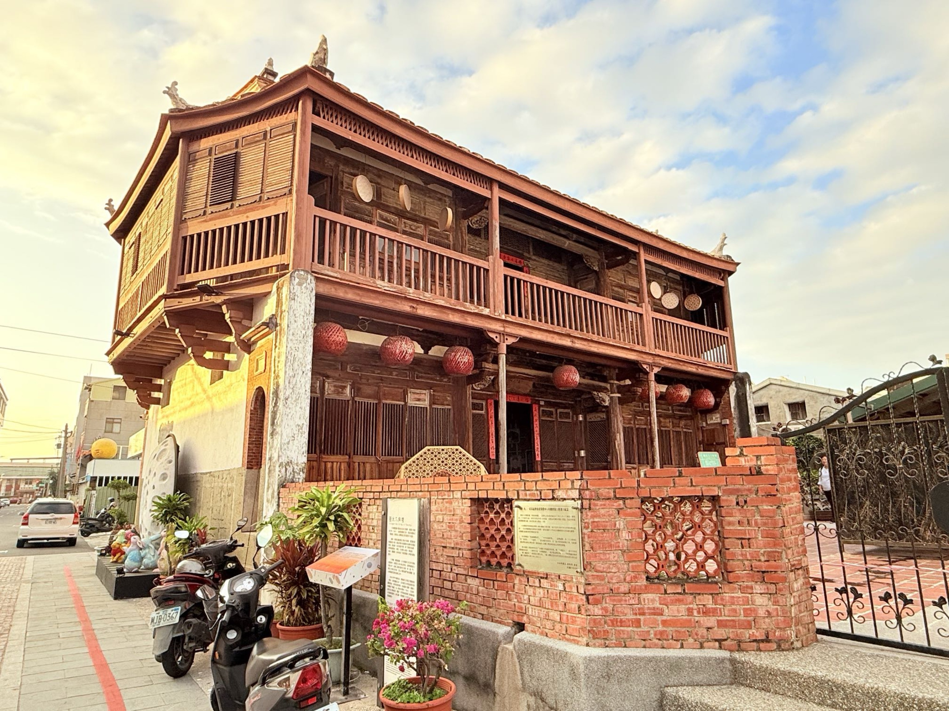 台南市鹽水區旅途中的幸福時光。台南鹽水小鎮：鹽水武廟、永成戲院、八角樓、月之美術館、月津港