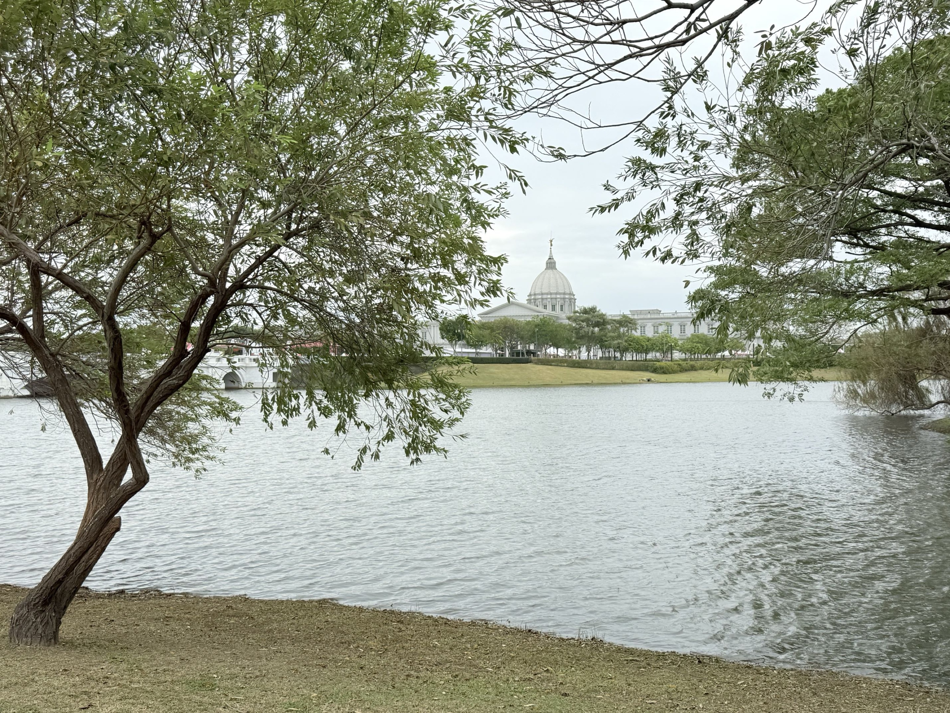 旅途中的幸福時光:台南。奇美。青鯤鯓扇形鹽田。午餐 阿月虱目魚粥。七股鹽山