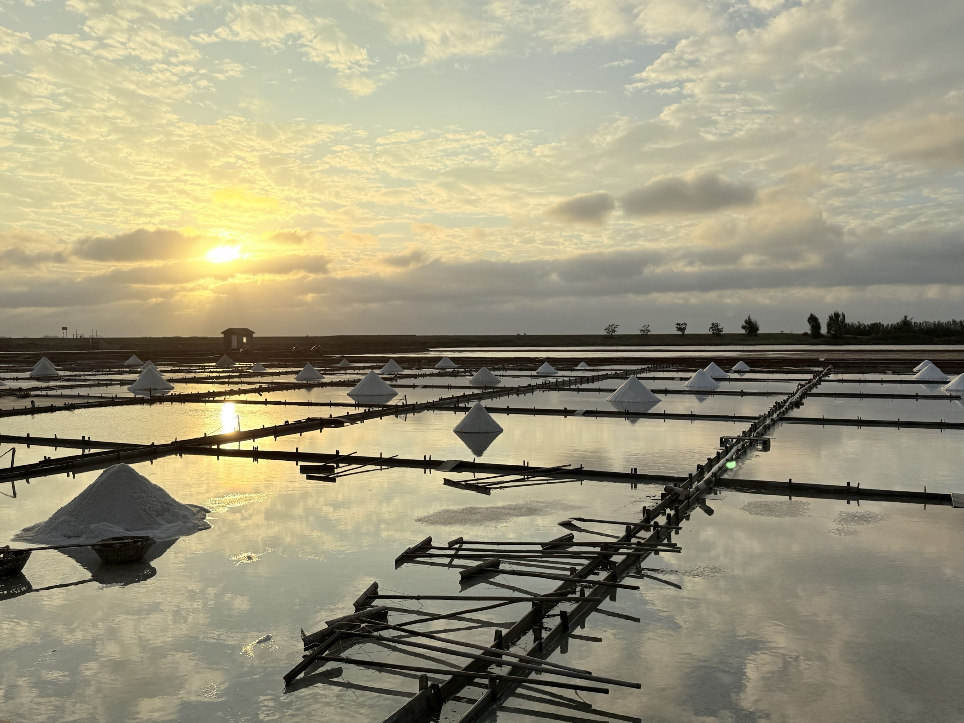 台南市北門區旅途中的幸福時光。台南北門井仔腳鹽田。必打卡絕美夕陽餘暉景色