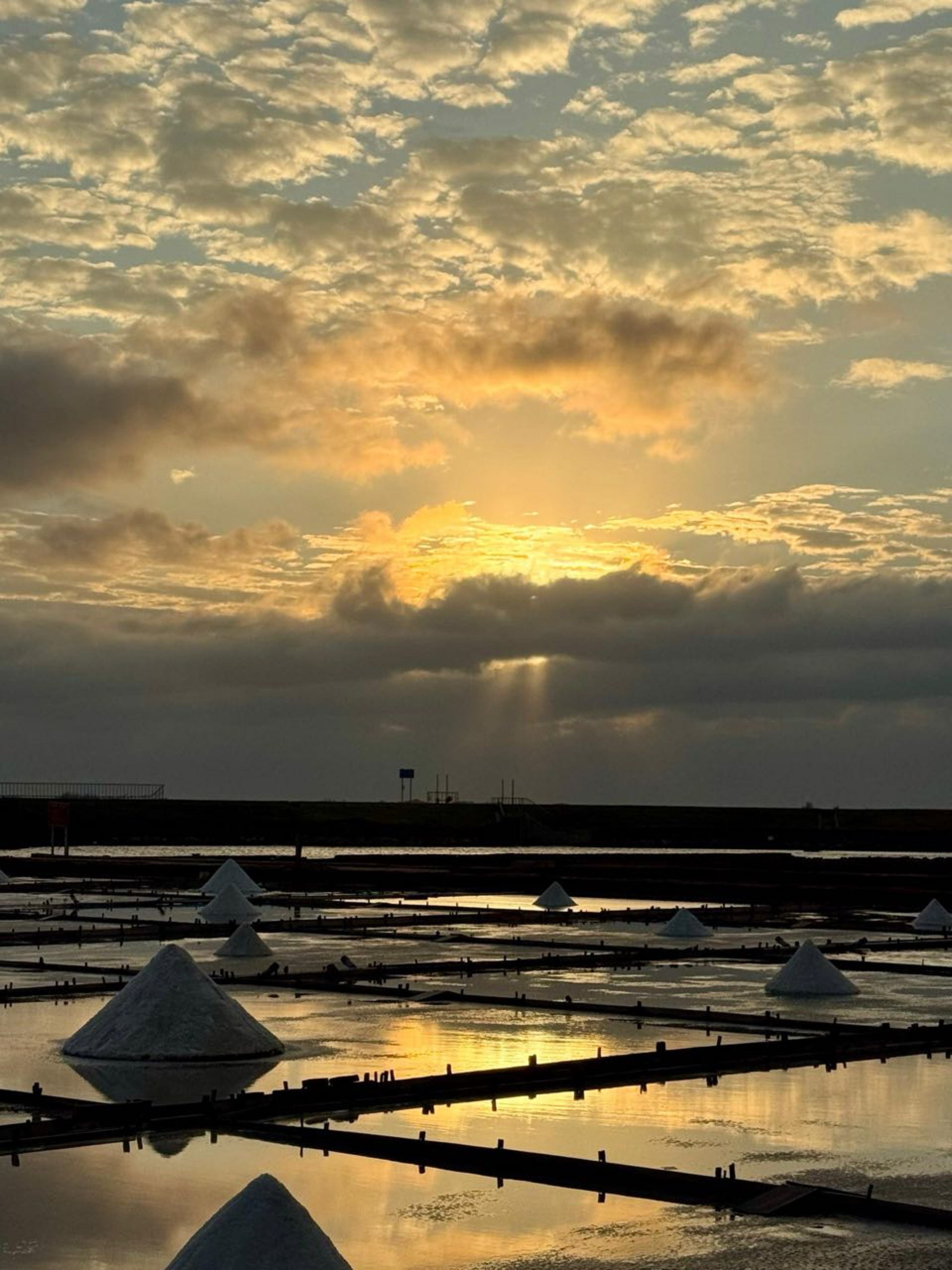 台南市北門區旅途中的幸福時光。台南北門井仔腳鹽田。必打卡絕美夕陽餘暉景色