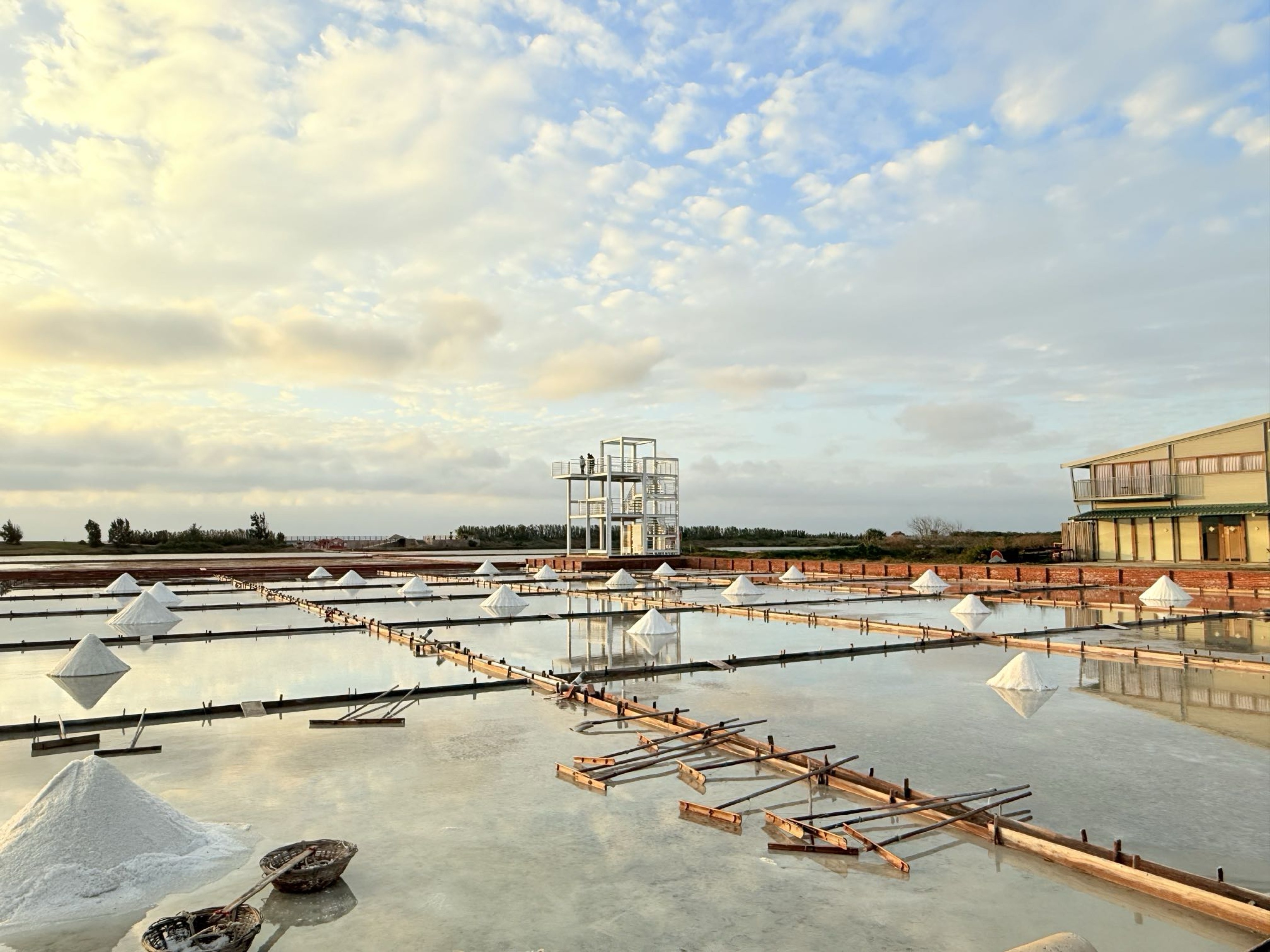 台南市北門區旅途中的幸福時光。台南北門井仔腳鹽田。必打卡絕美夕陽餘暉景色