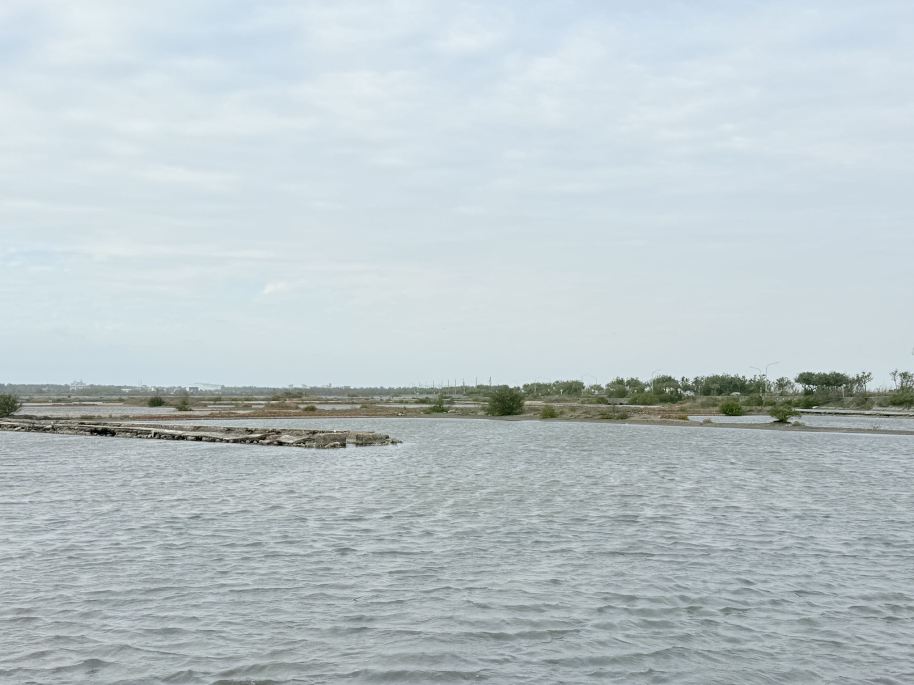 旅途中的幸福時光:台南。奇美。青鯤鯓扇形鹽田。午餐 阿月虱目魚粥。七股鹽山