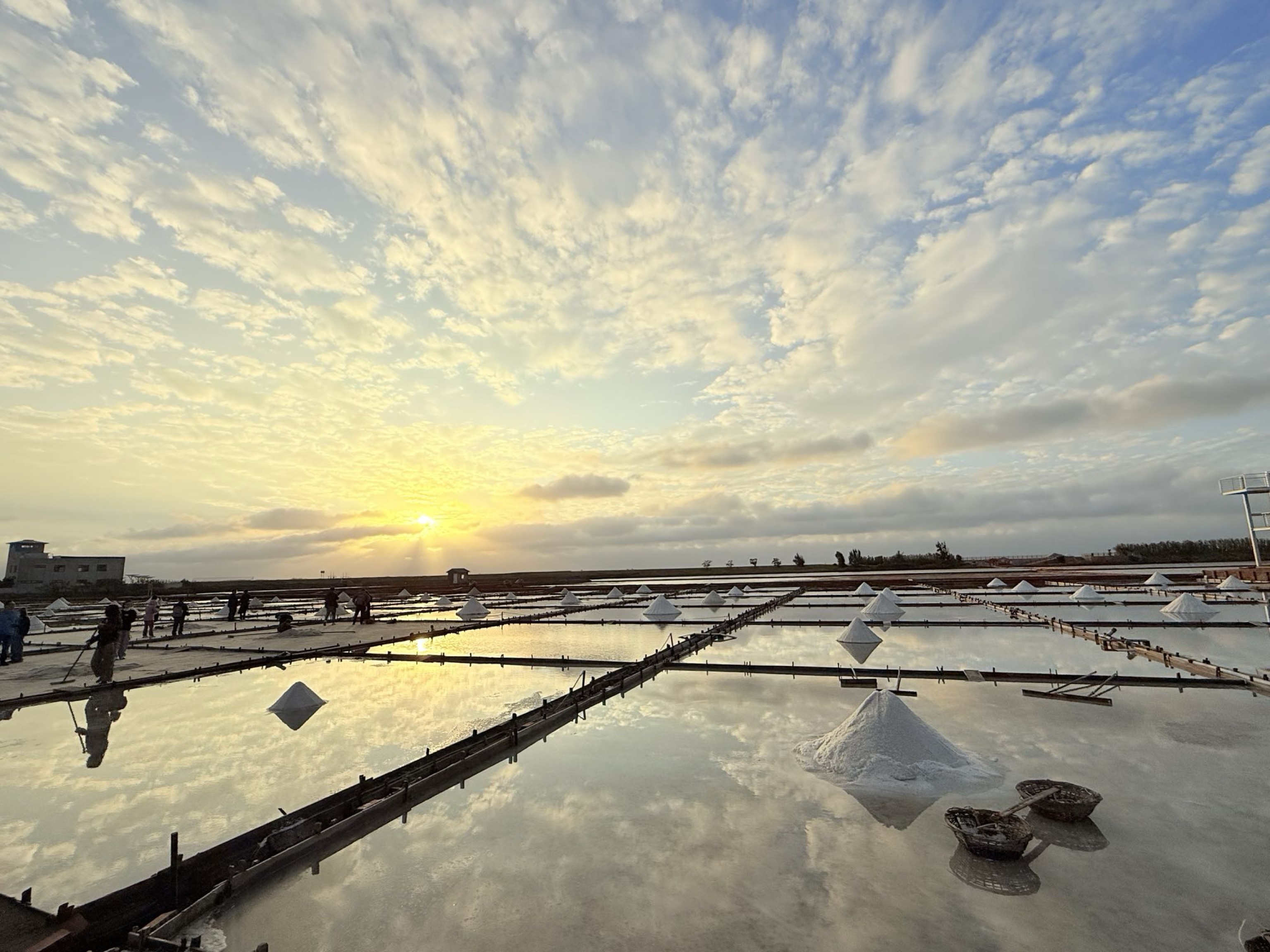 台南市北門區旅途中的幸福時光。台南北門井仔腳鹽田。必打卡絕美夕陽餘暉景色
