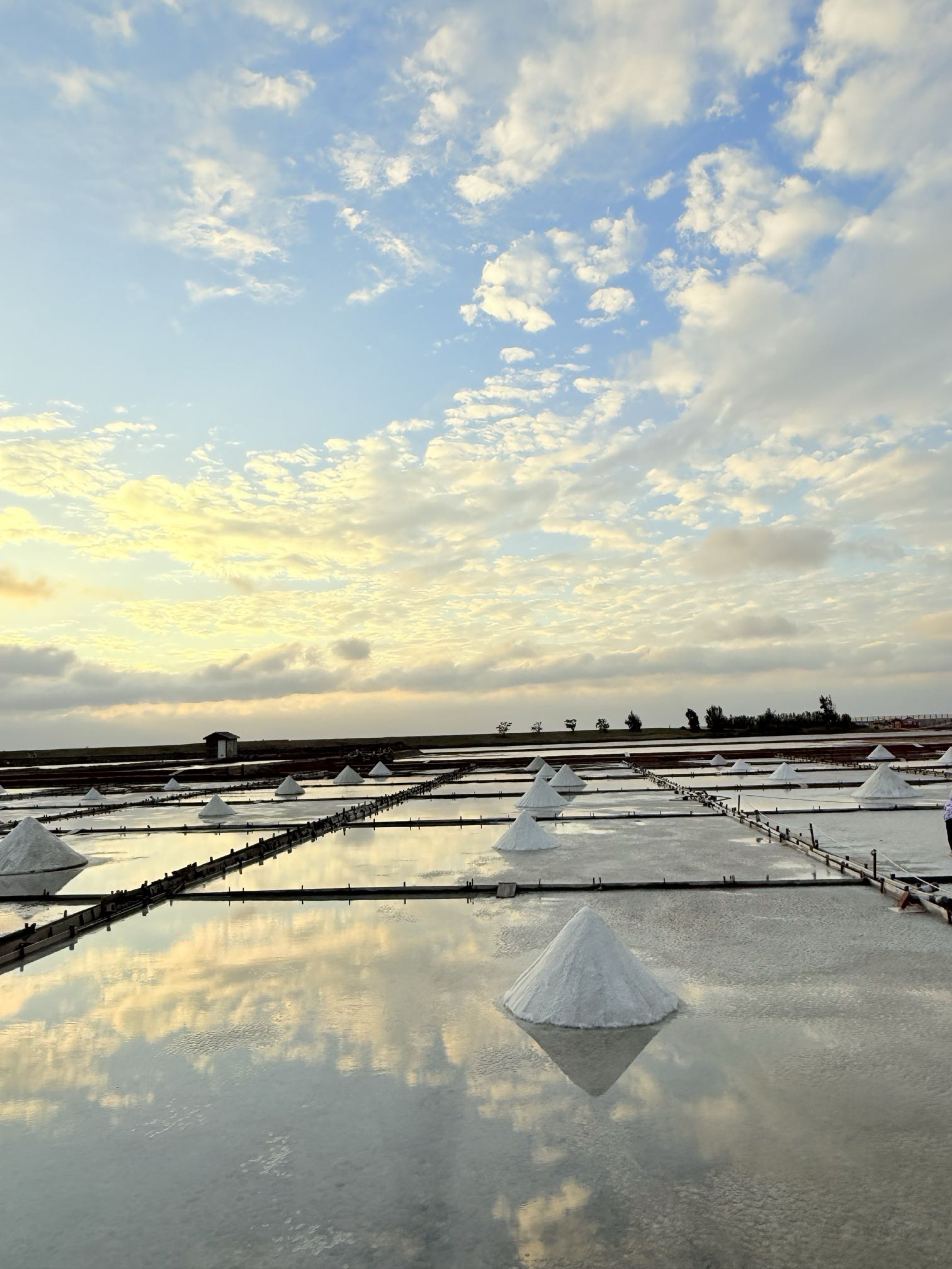 台南市北門區旅途中的幸福時光。台南北門井仔腳鹽田。必打卡絕美夕陽餘暉景色