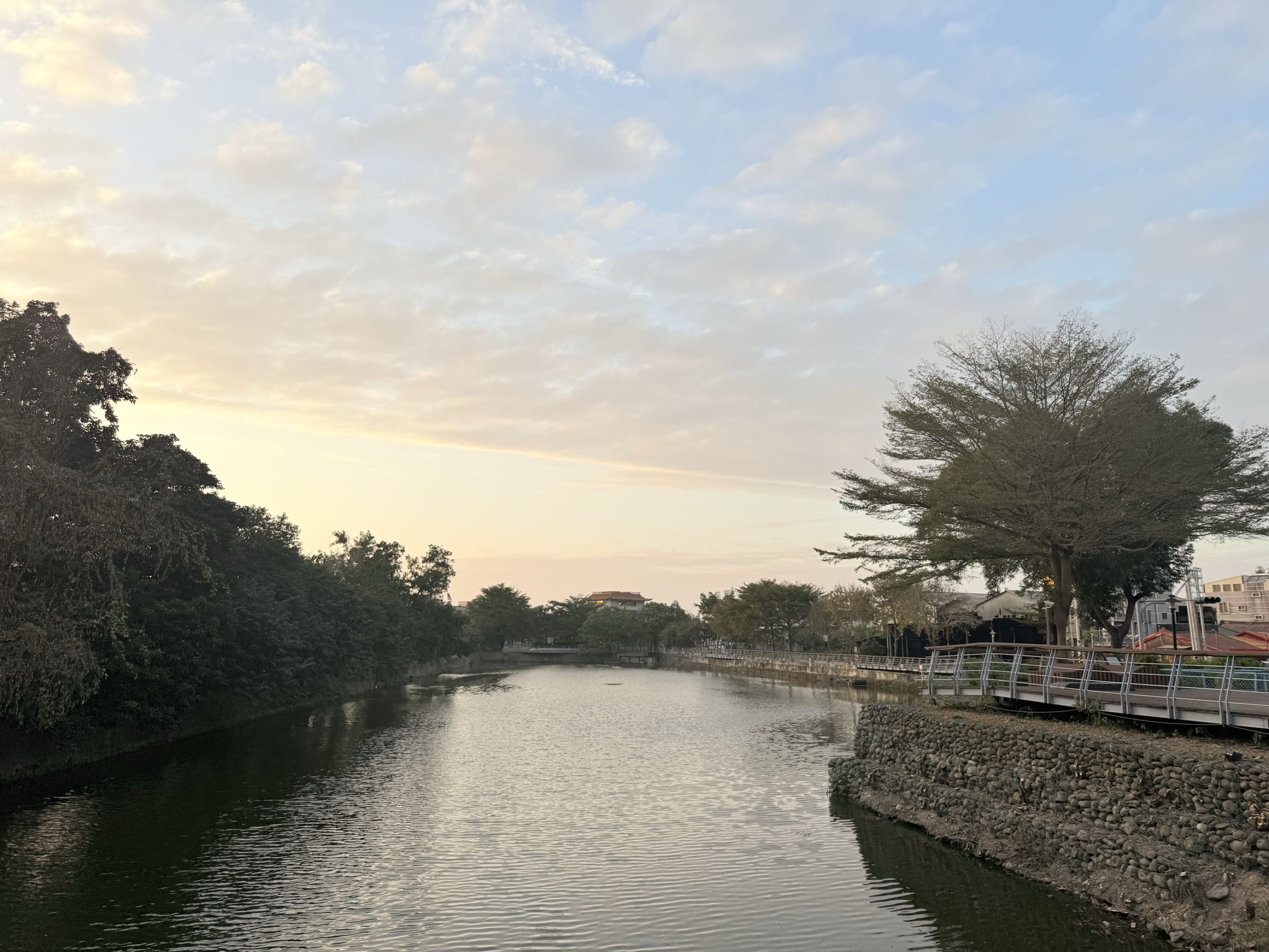 台南市鹽水區旅途中的幸福時光。台南鹽水小鎮：鹽水武廟、永成戲院、八角樓、月之美術館、月津港