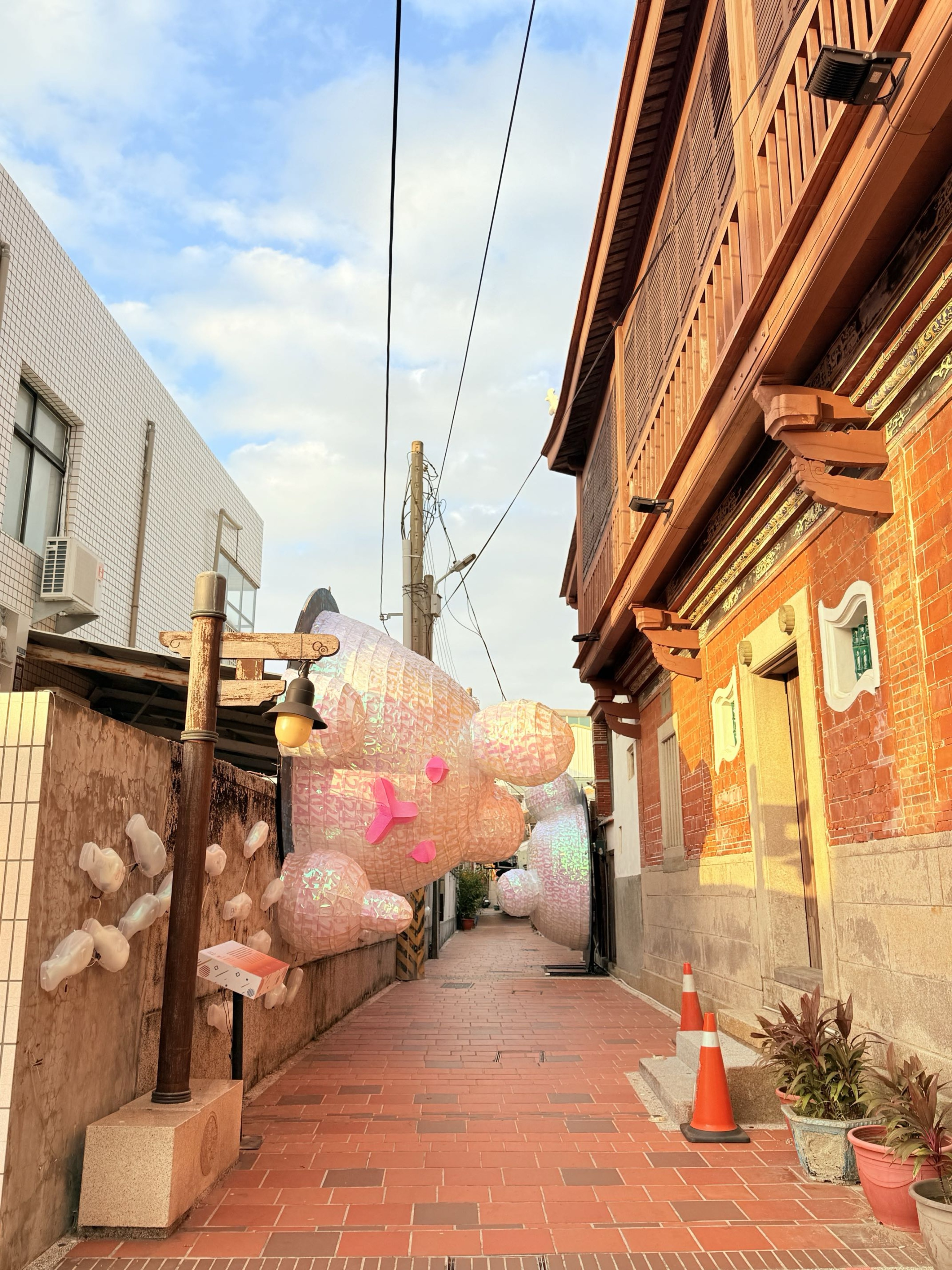 台南市鹽水區旅途中的幸福時光。台南鹽水小鎮：鹽水武廟、永成戲院、八角樓、月之美術館、月津港