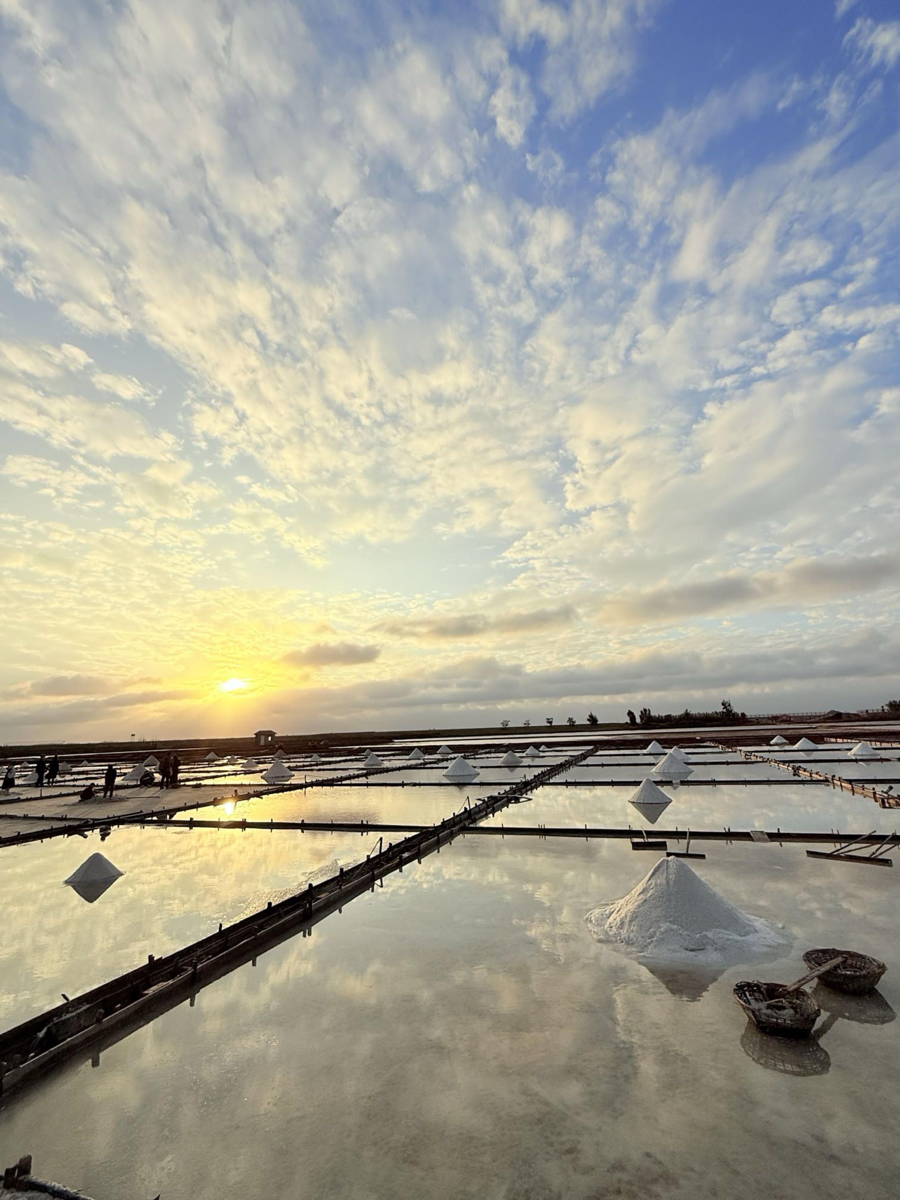 台南市北門區旅途中的幸福時光。台南北門井仔腳鹽田。必打卡絕美夕陽餘暉景色