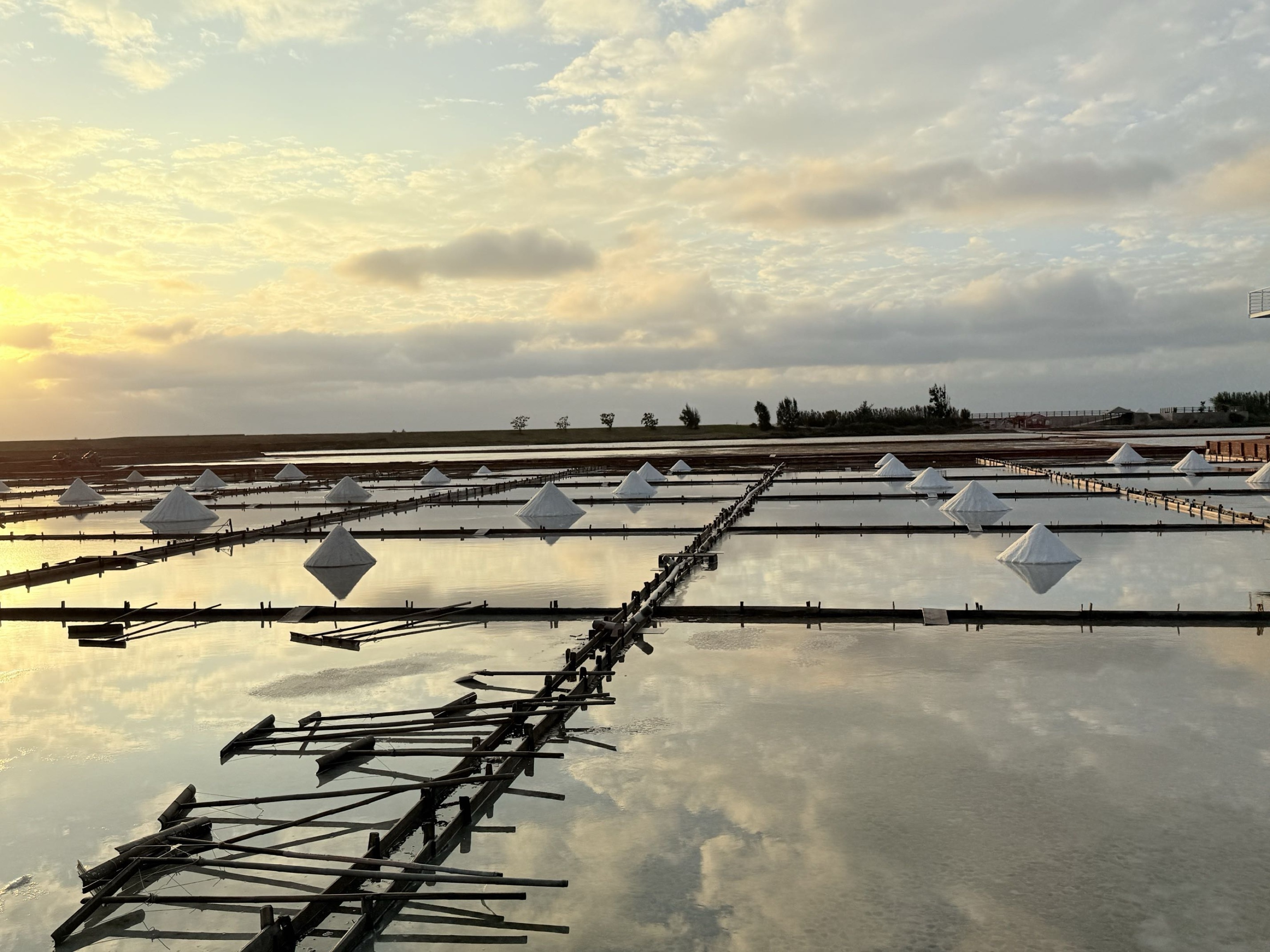 台南市北門區旅途中的幸福時光。台南北門井仔腳鹽田。必打卡絕美夕陽餘暉景色