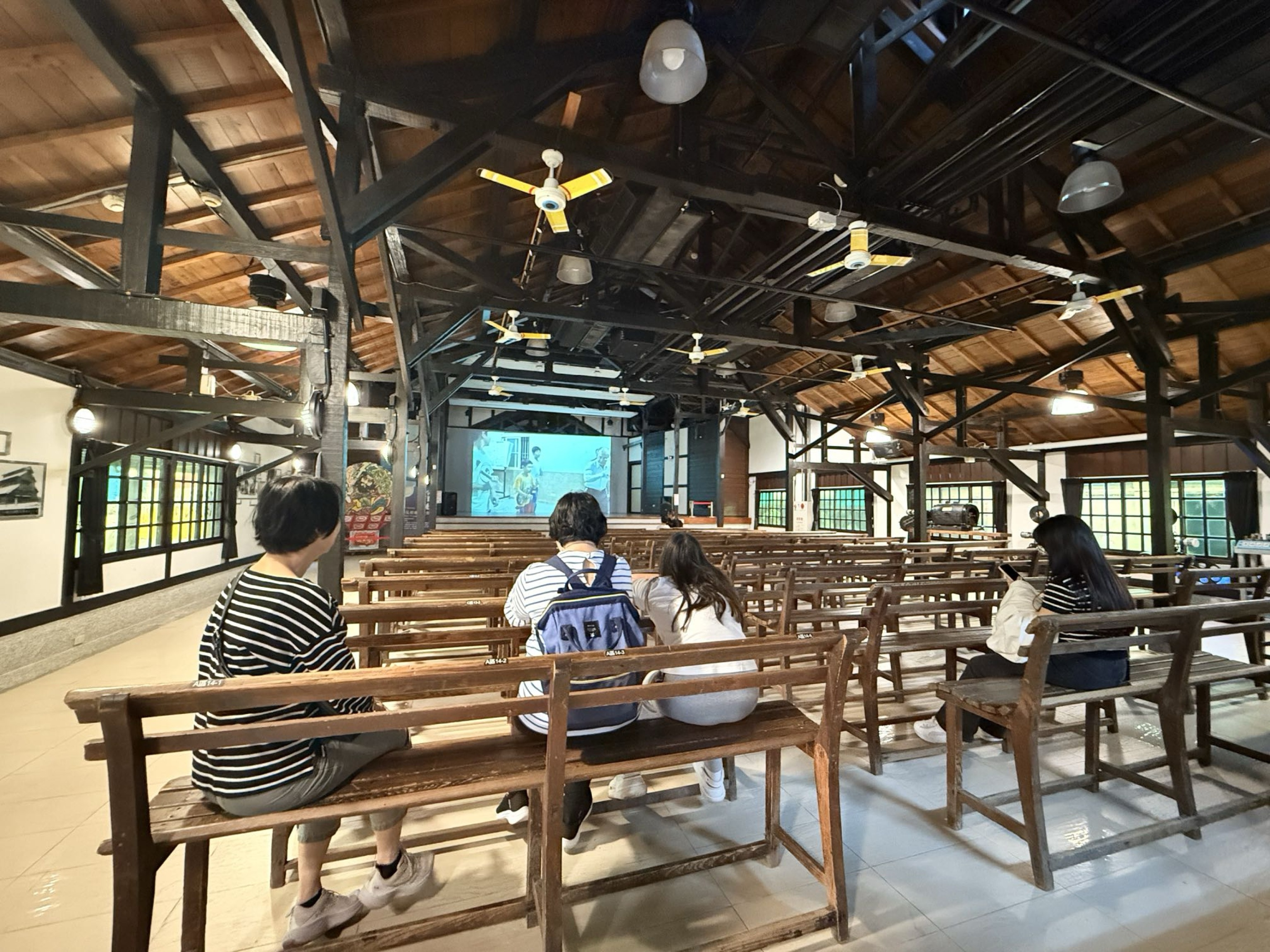 台南市鹽水區旅途中的幸福時光。台南鹽水小鎮：鹽水武廟、永成戲院、八角樓、月之美術館、月津港