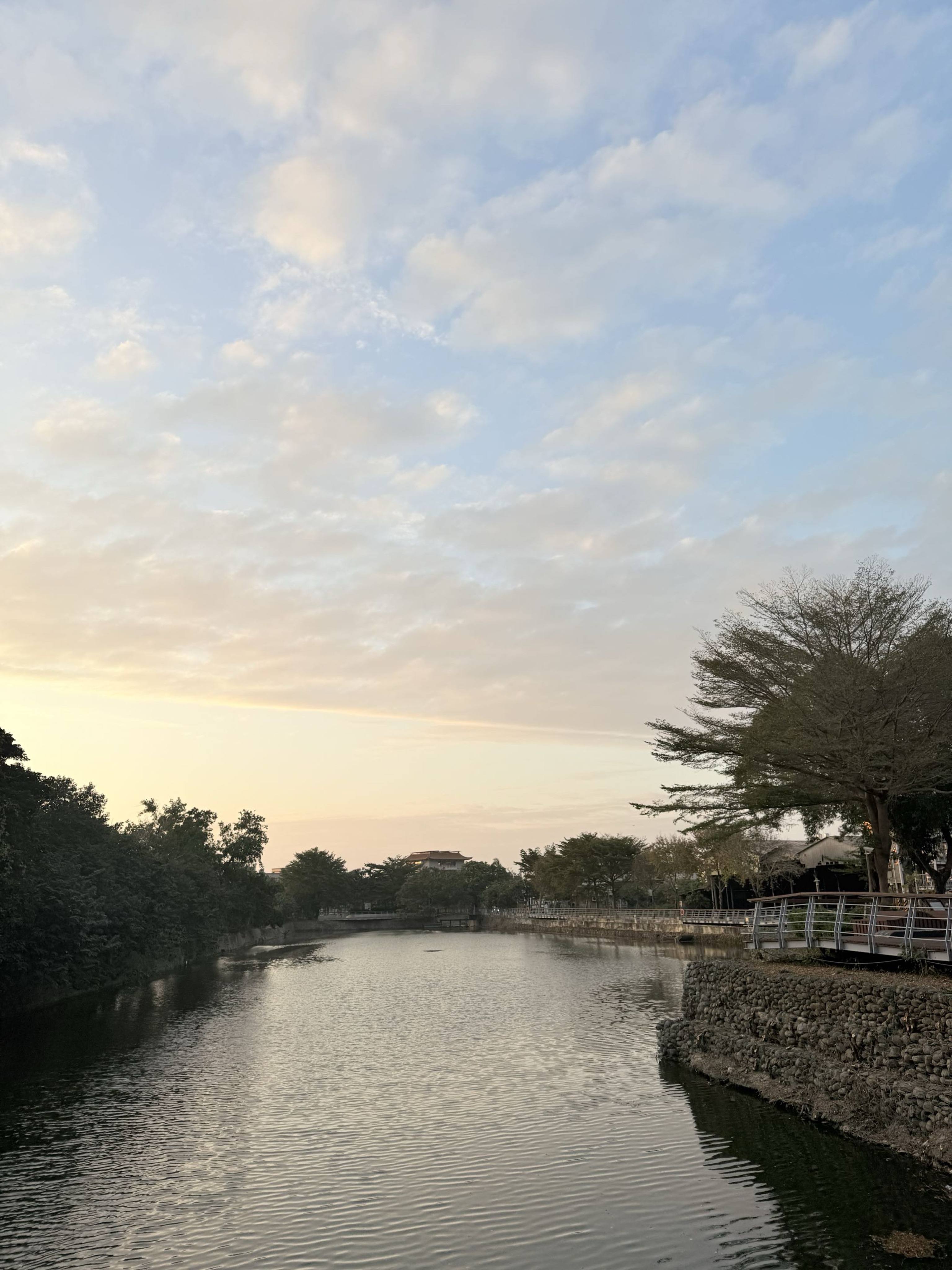 台南市鹽水區旅途中的幸福時光。台南鹽水小鎮：鹽水武廟、永成戲院、八角樓、月之美術館、月津港