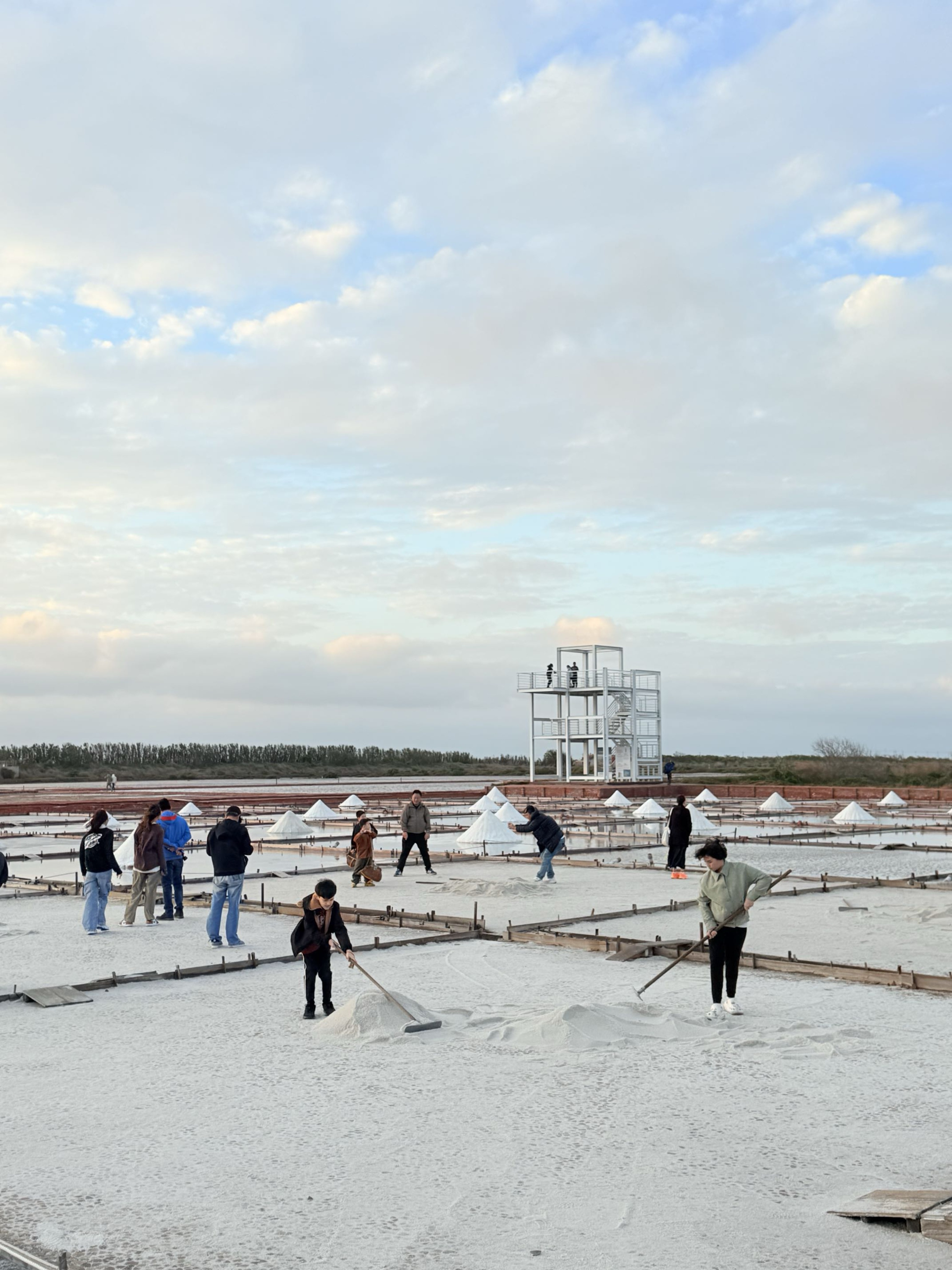 台南市北門區旅途中的幸福時光。台南北門井仔腳鹽田。必打卡絕美夕陽餘暉景色