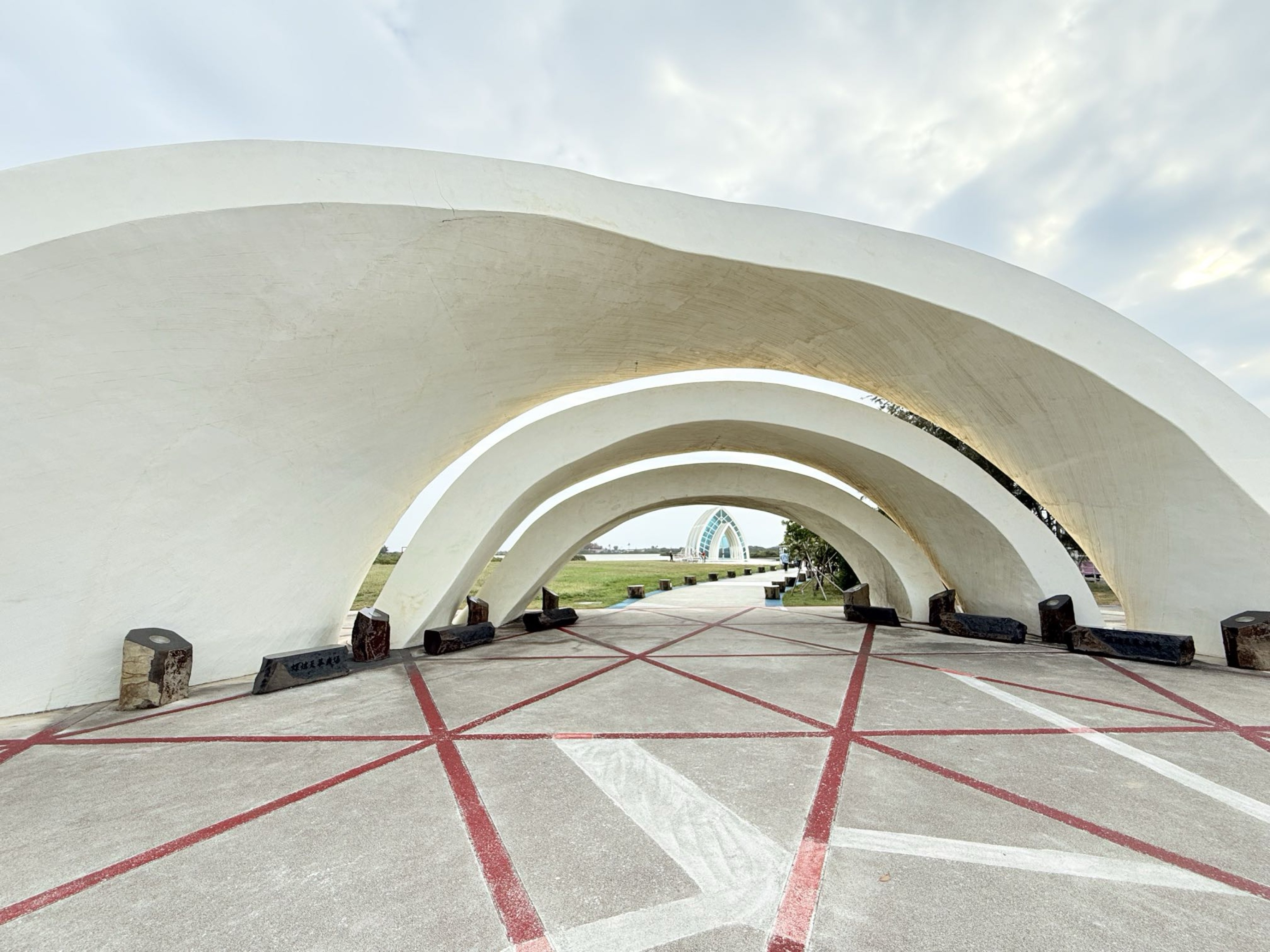 台南市北門區旅途中的幸福時光。水晶教堂北門遊客中心。幸福美麗的婚紗拍攝地點