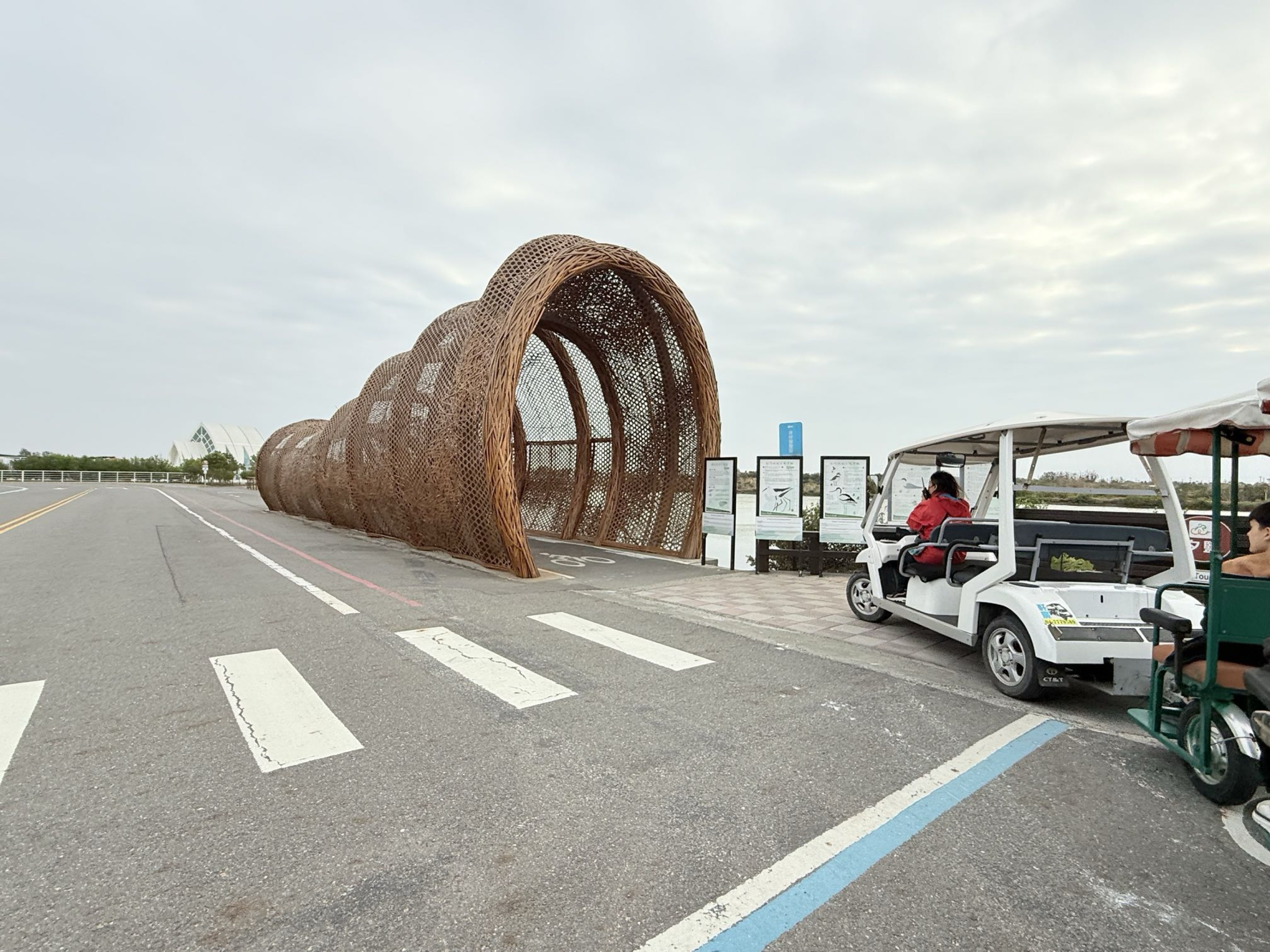 台南市北門區旅途中的幸福時光。水晶教堂北門遊客中心。幸福美麗的婚紗拍攝地點