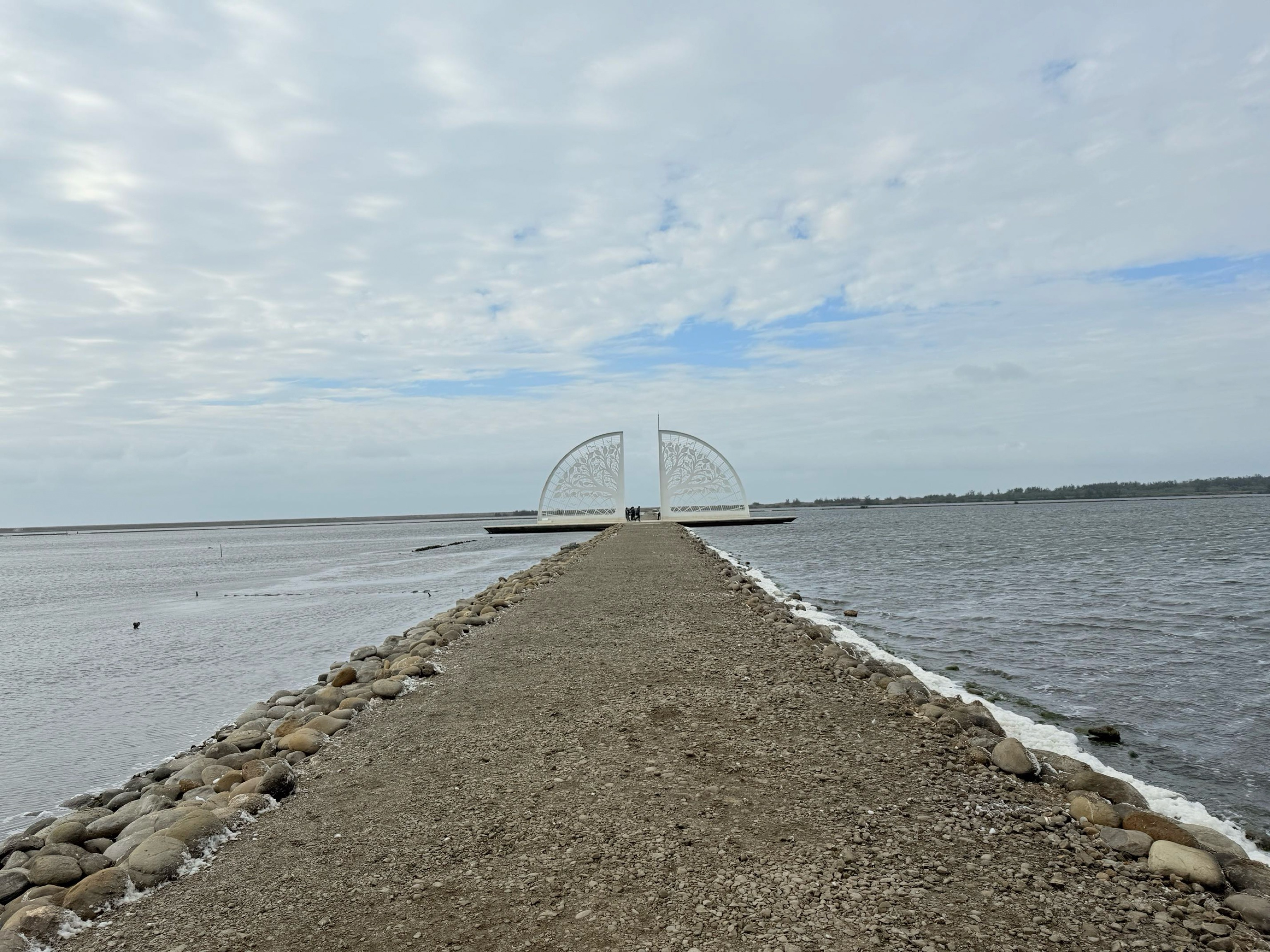 旅途中的幸福時光:台南。奇美。青鯤鯓扇形鹽田。午餐 阿月虱目魚粥。七股鹽山