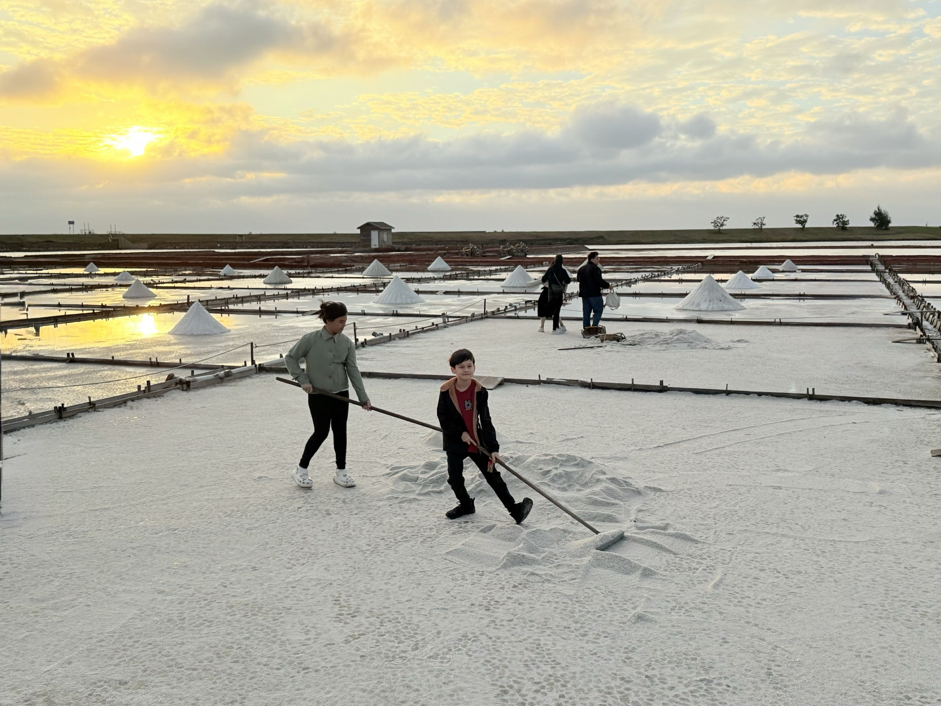 台南市北門區旅途中的幸福時光。台南北門井仔腳鹽田。必打卡絕美夕陽餘暉景色