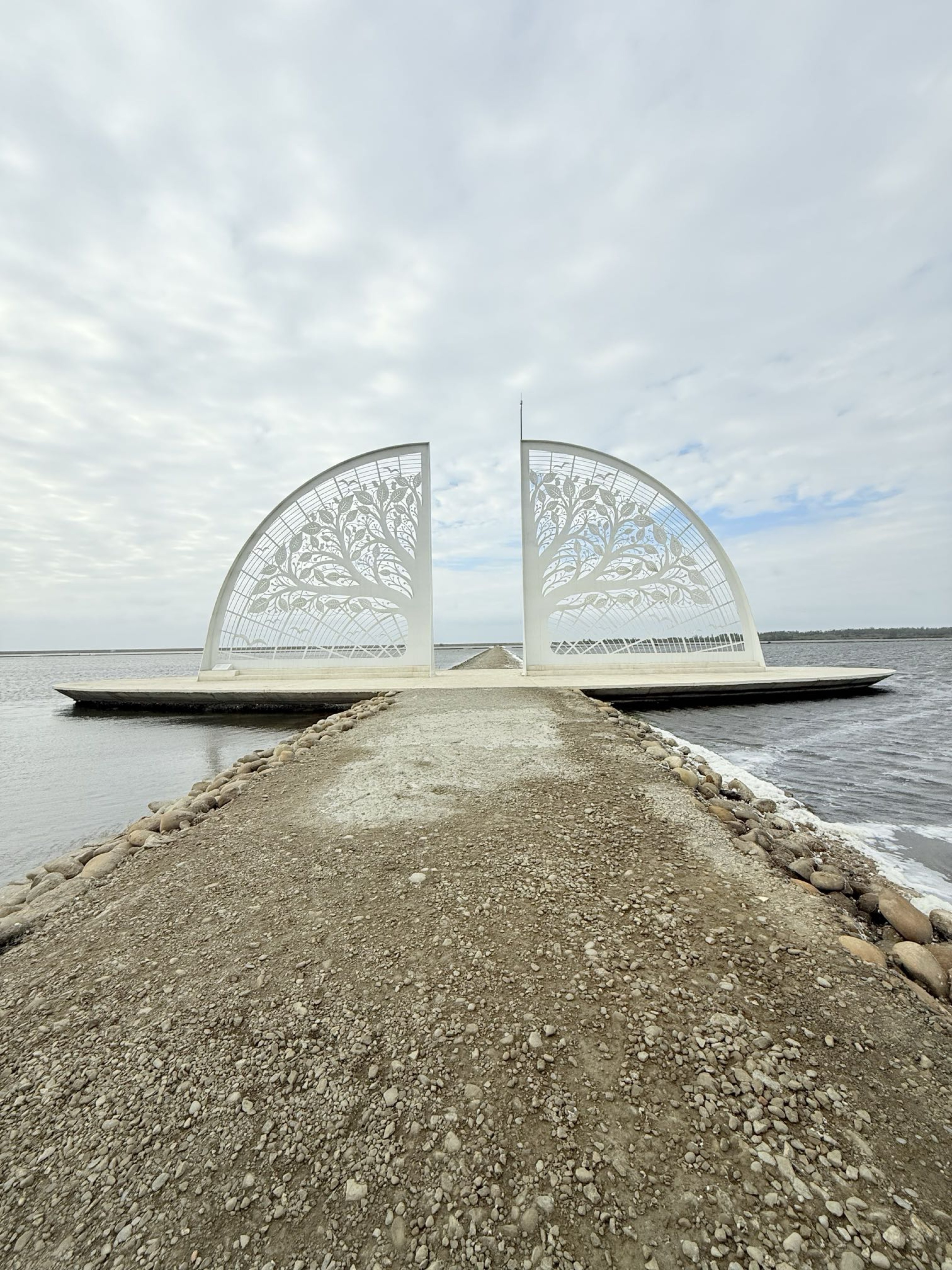 旅途中的幸福時光:台南。奇美。青鯤鯓扇形鹽田。午餐 阿月虱目魚粥。七股鹽山