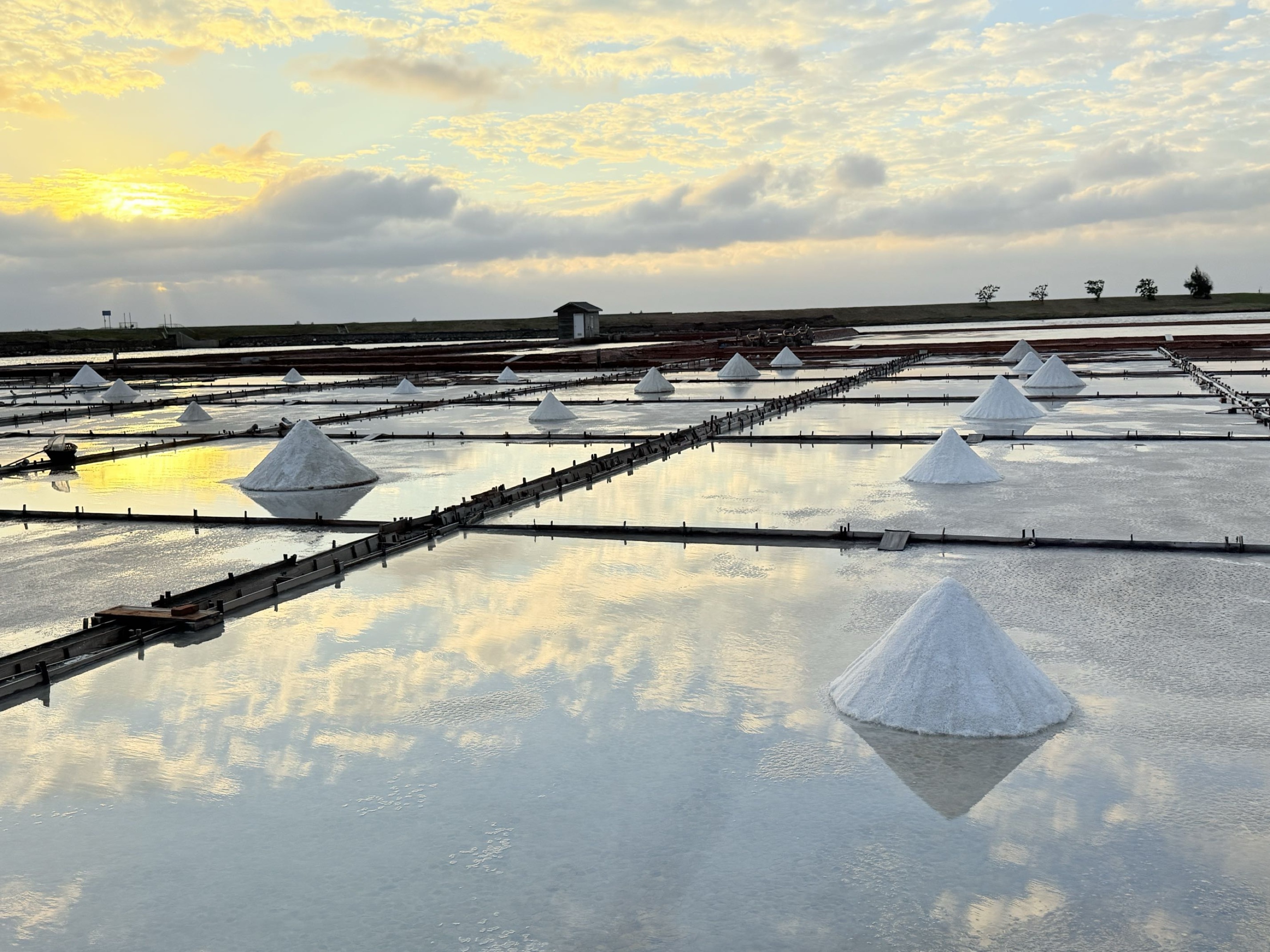 台南市北門區旅途中的幸福時光。台南北門井仔腳鹽田。必打卡絕美夕陽餘暉景色