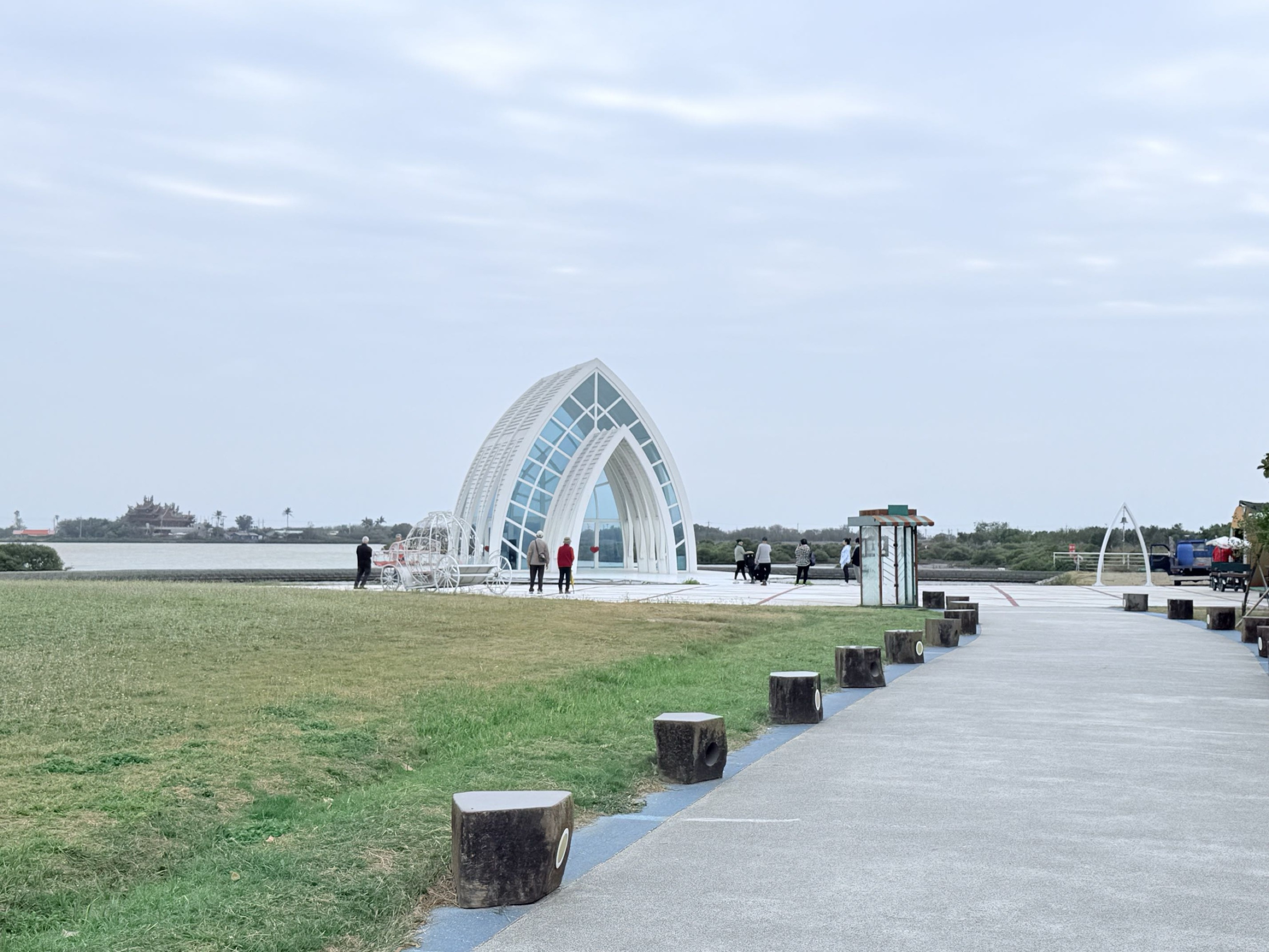 台南市北門區旅途中的幸福時光。水晶教堂北門遊客中心。幸福美麗的婚紗拍攝地點