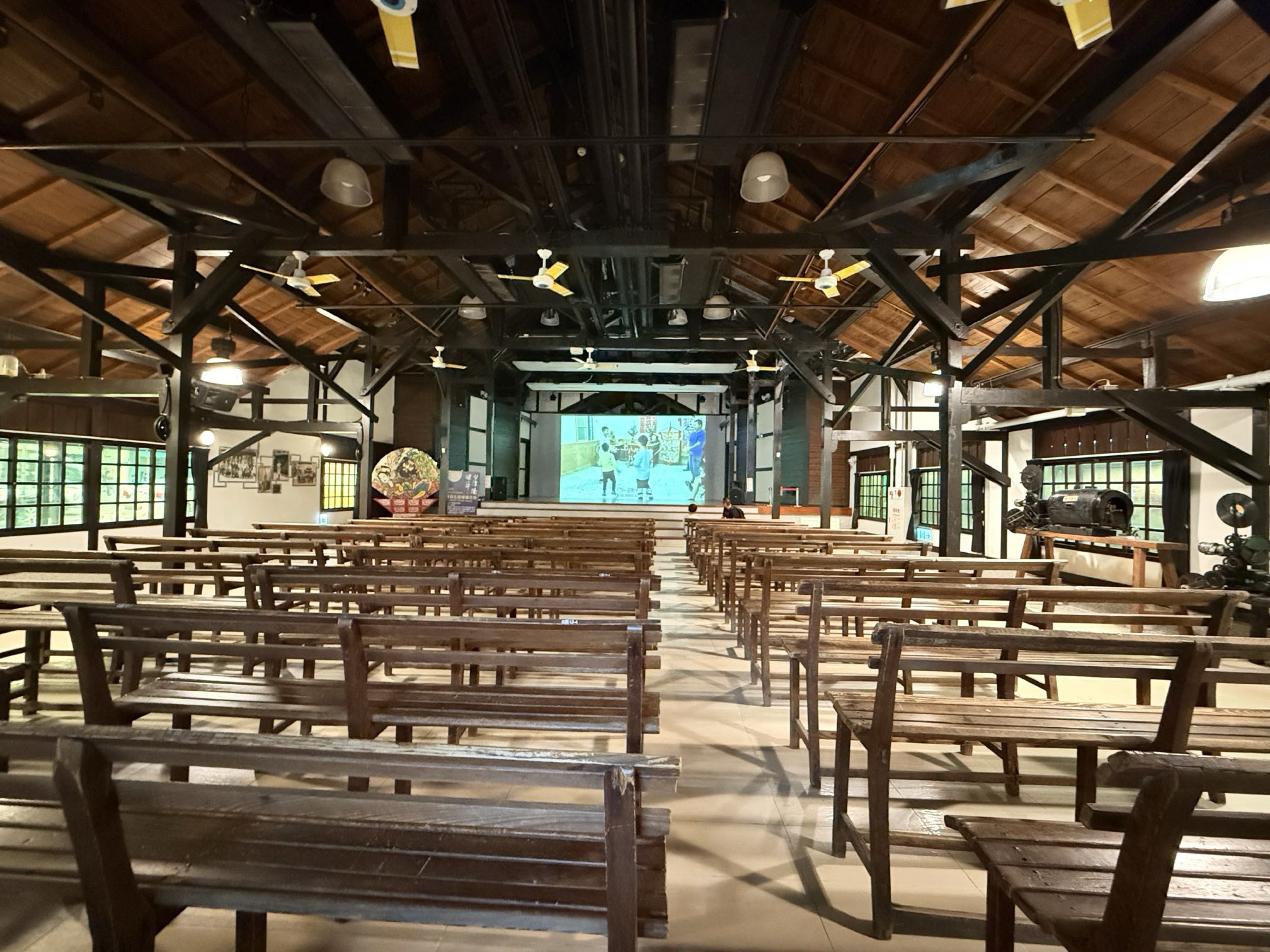 台南市鹽水區旅途中的幸福時光。台南鹽水小鎮：鹽水武廟、永成戲院、八角樓、月之美術館、月津港