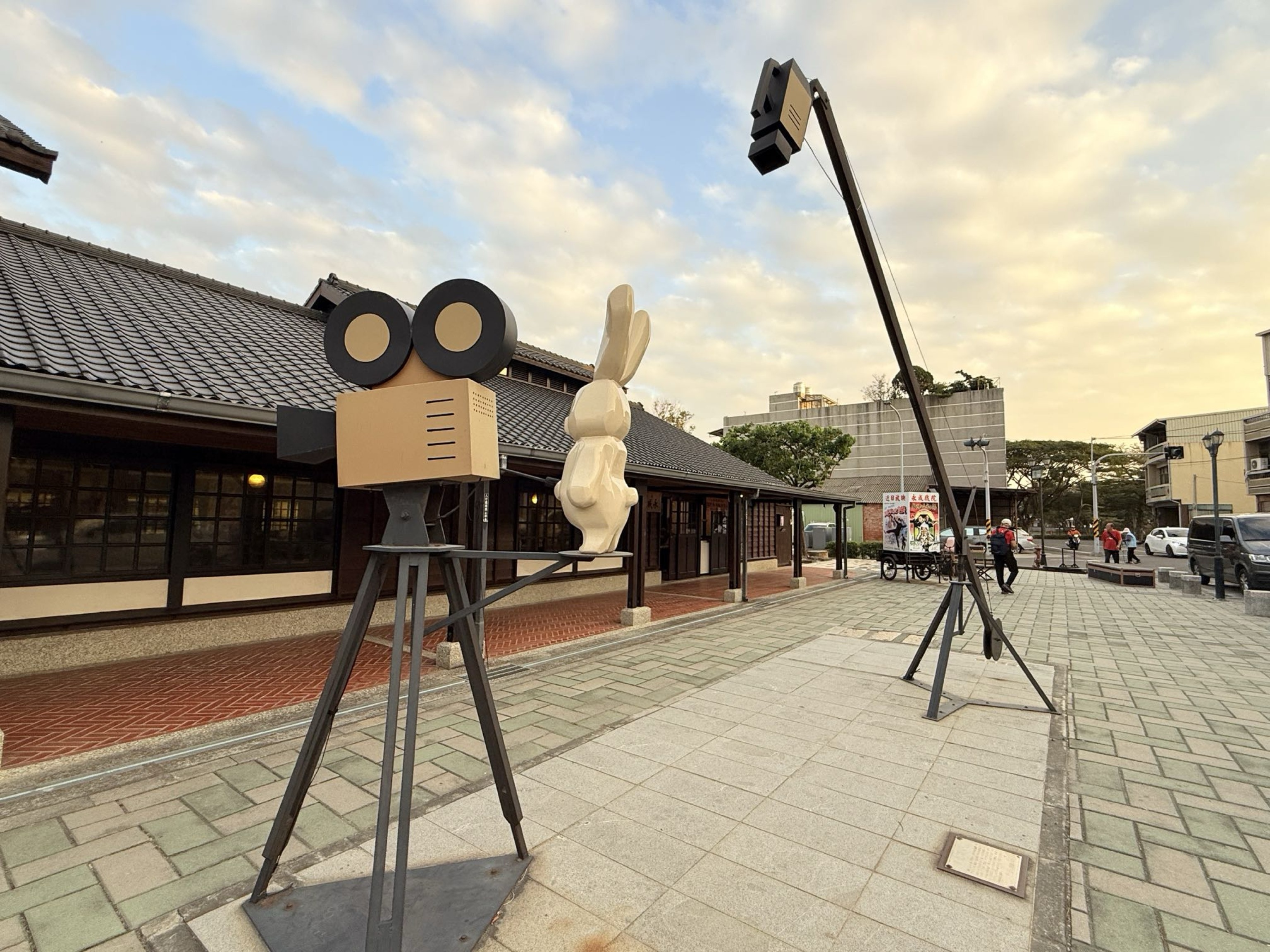 台南市鹽水區旅途中的幸福時光。台南鹽水小鎮：鹽水武廟、永成戲院、八角樓、月之美術館、月津港