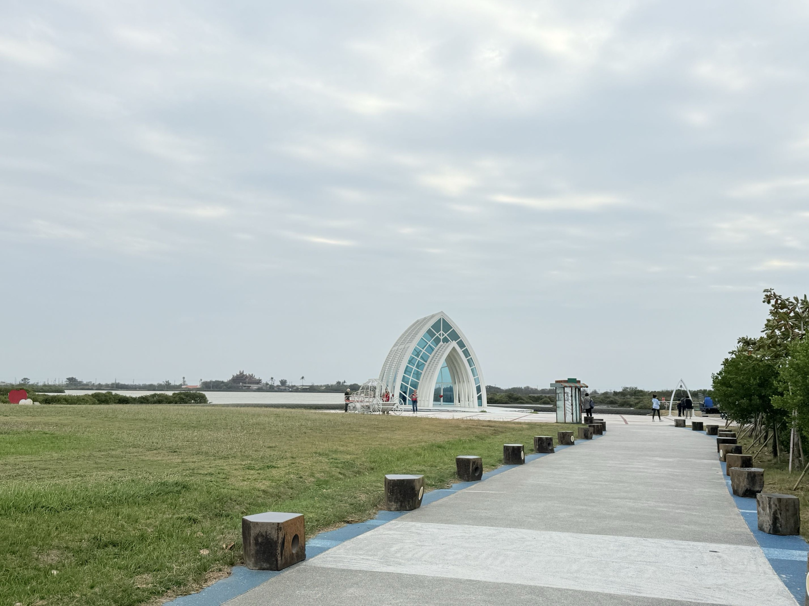 台南市北門區旅途中的幸福時光。水晶教堂北門遊客中心。幸福美麗的婚紗拍攝地點