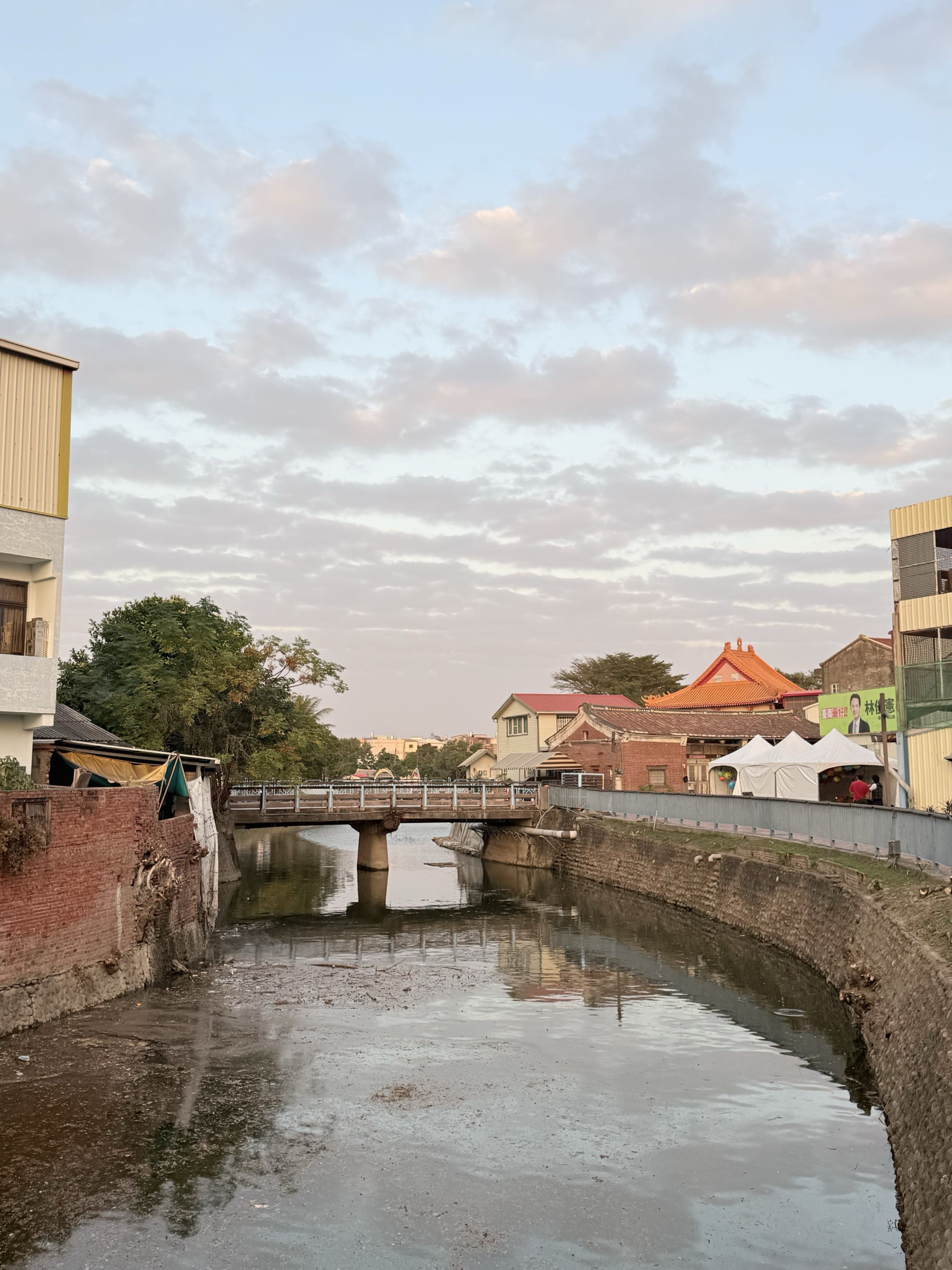台南市鹽水區旅途中的幸福時光。台南鹽水小鎮：鹽水武廟、永成戲院、八角樓、月之美術館、月津港