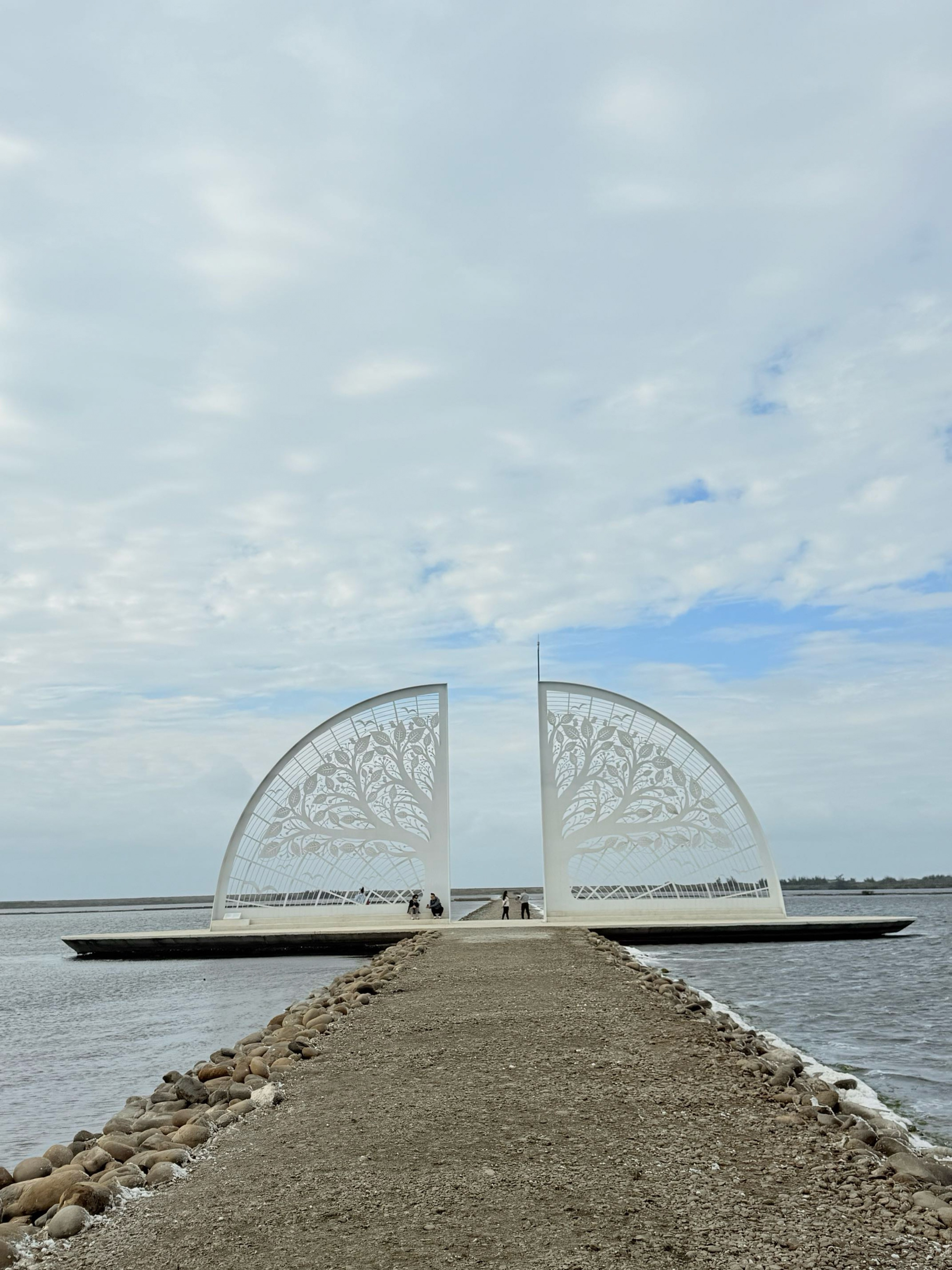 旅途中的幸福時光:台南。奇美。青鯤鯓扇形鹽田。午餐 阿月虱目魚粥。七股鹽山