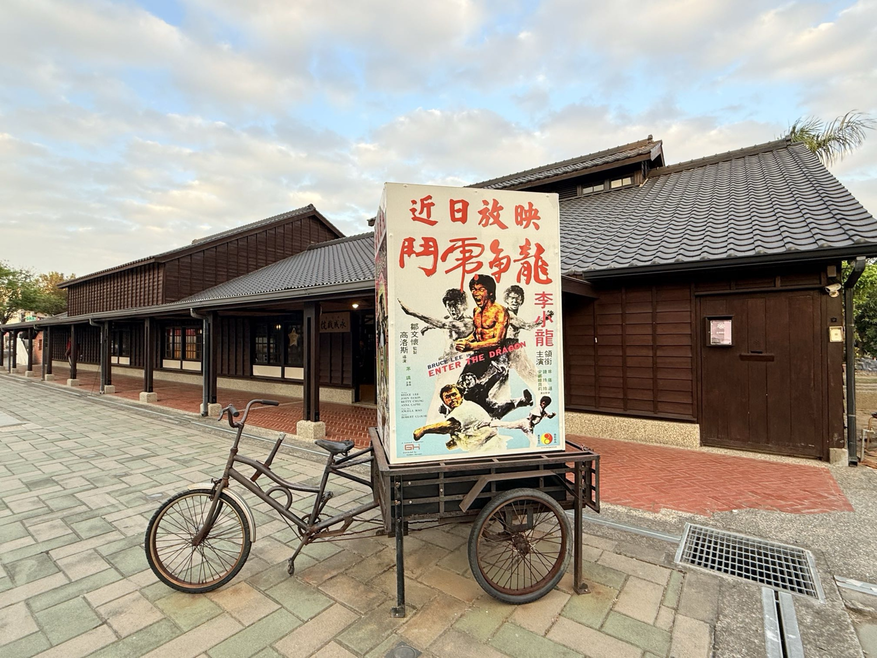 台南市鹽水區旅途中的幸福時光。台南鹽水小鎮：鹽水武廟、永成戲院、八角樓、月之美術館、月津港