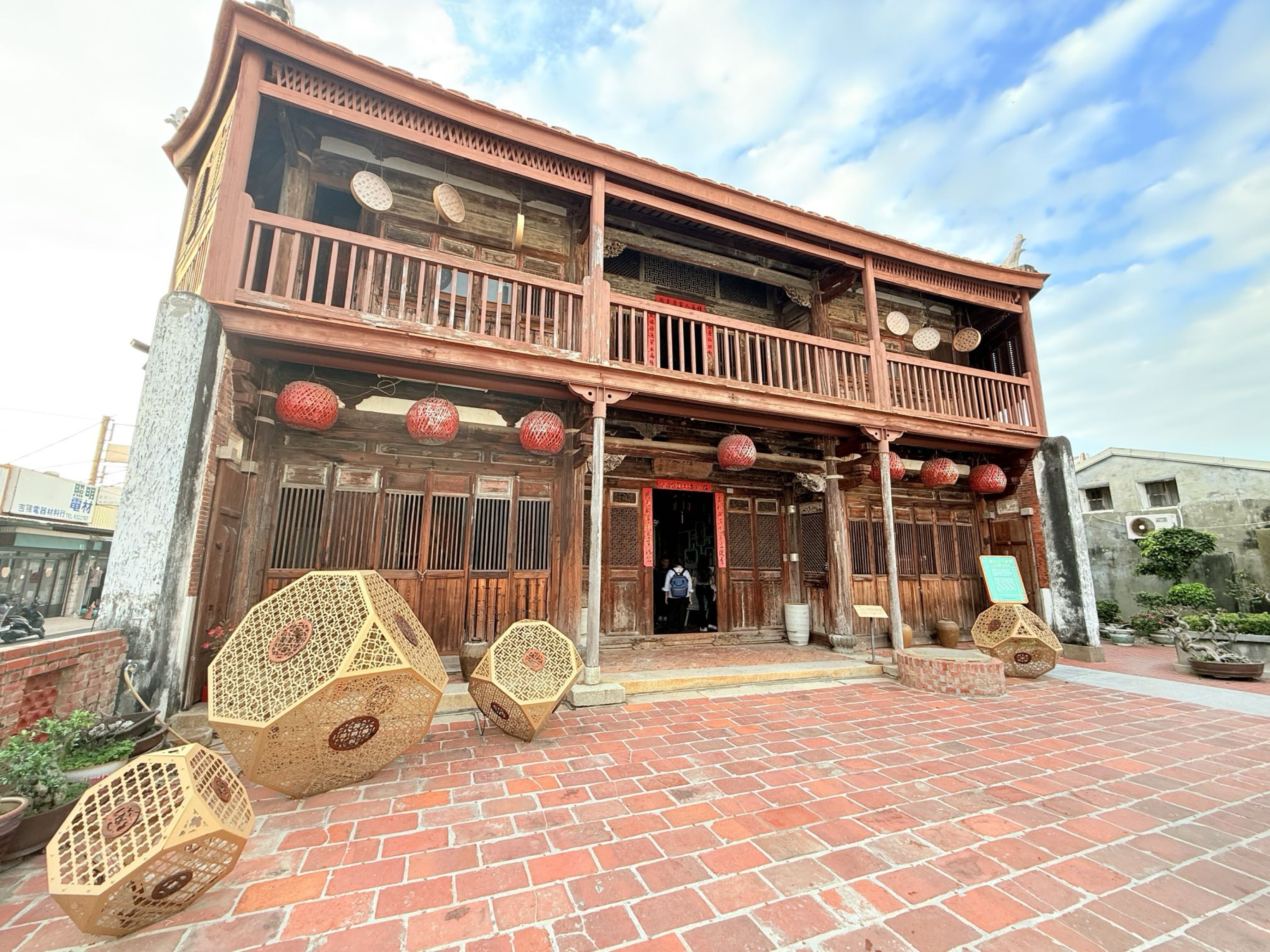 台南市鹽水區旅途中的幸福時光。台南鹽水小鎮：鹽水武廟、永成戲院、八角樓、月之美術館、月津港