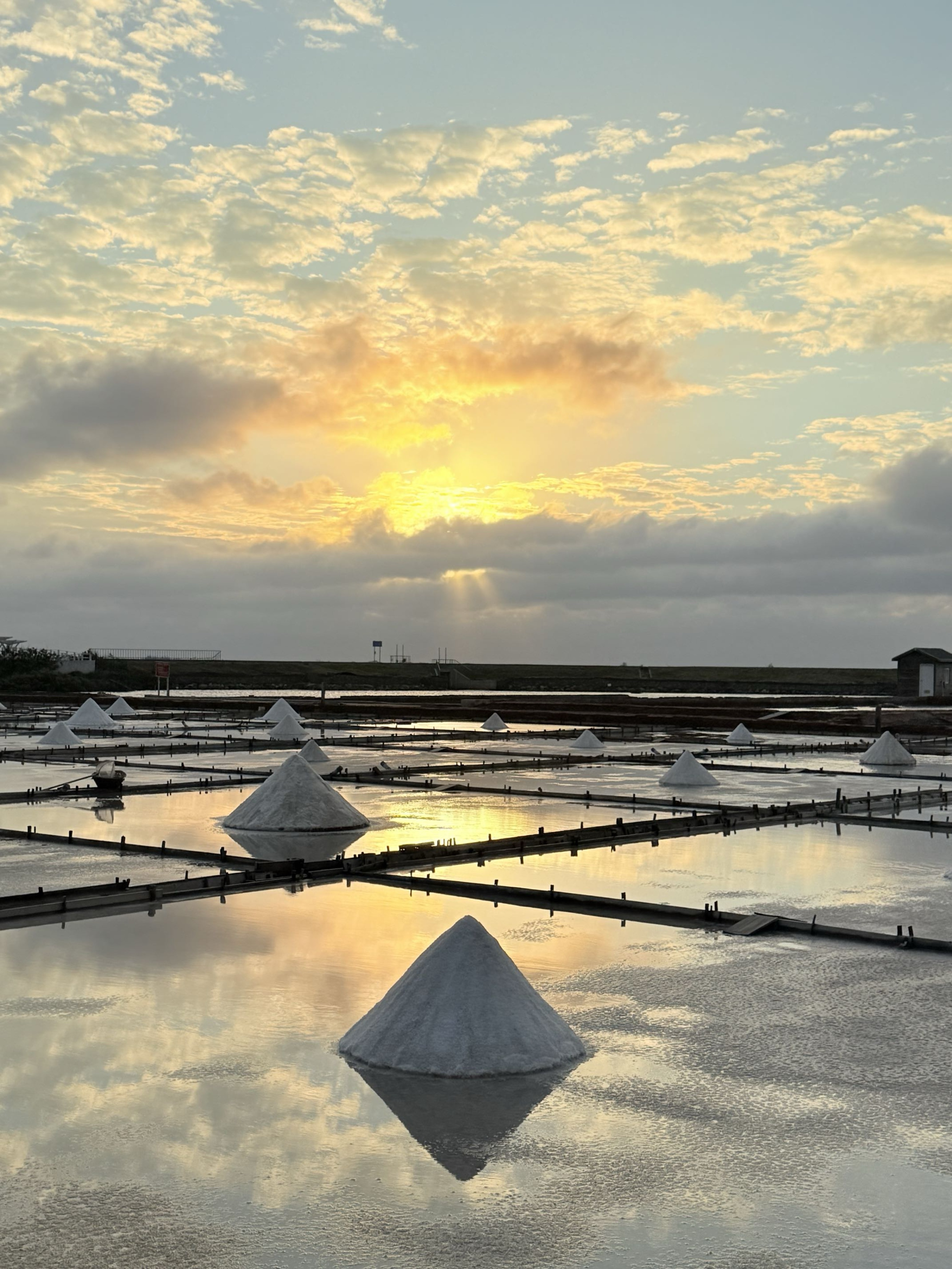 台南市北門區旅途中的幸福時光。台南北門井仔腳鹽田。必打卡絕美夕陽餘暉景色