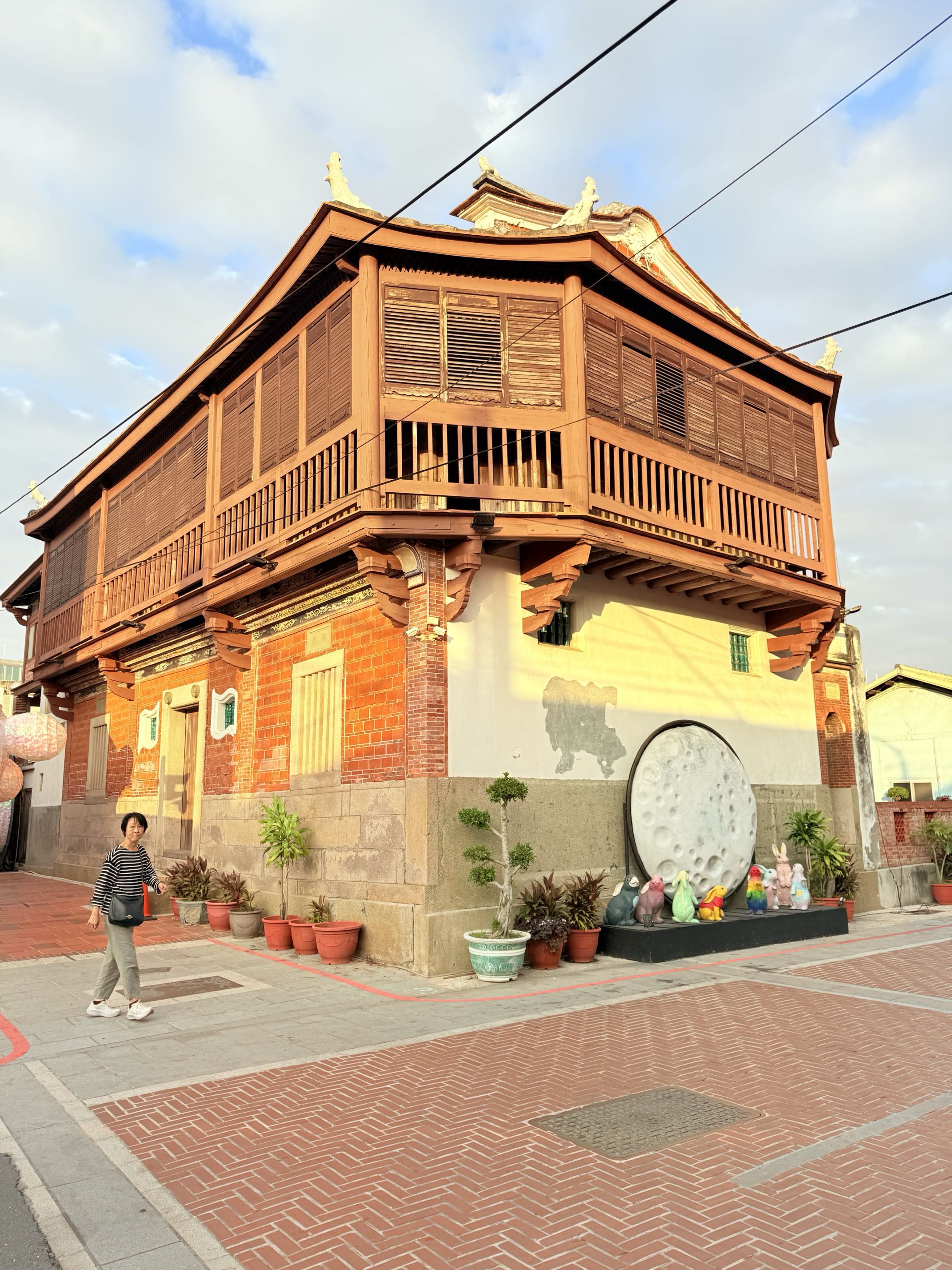 台南市鹽水區旅途中的幸福時光。台南鹽水小鎮：鹽水武廟、永成戲院、八角樓、月之美術館、月津港