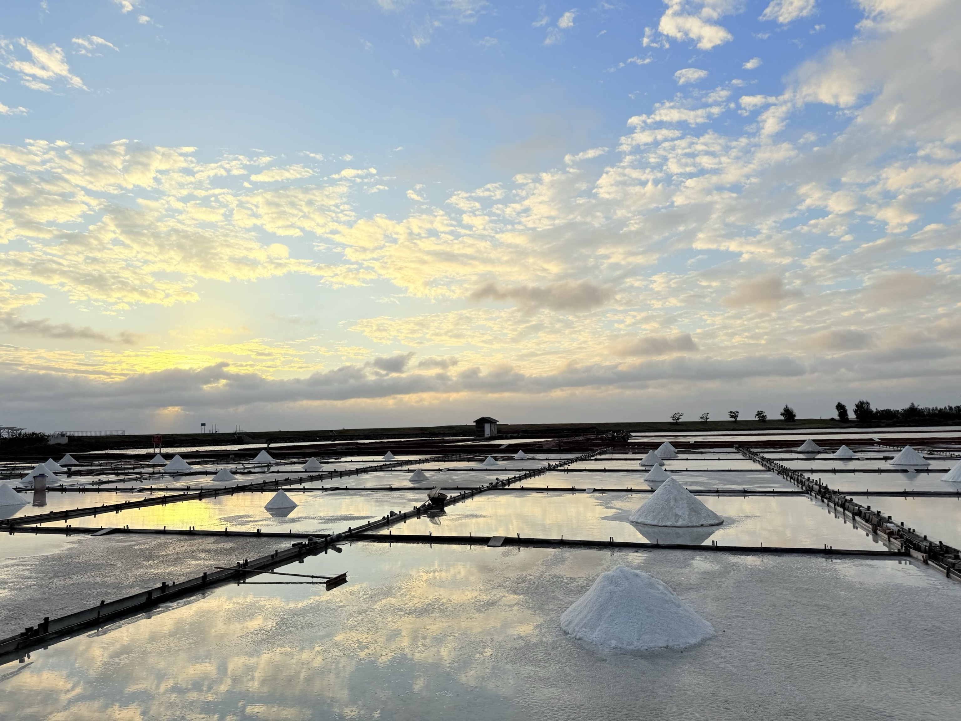 台南市北門區旅途中的幸福時光。台南北門井仔腳鹽田。必打卡絕美夕陽餘暉景色