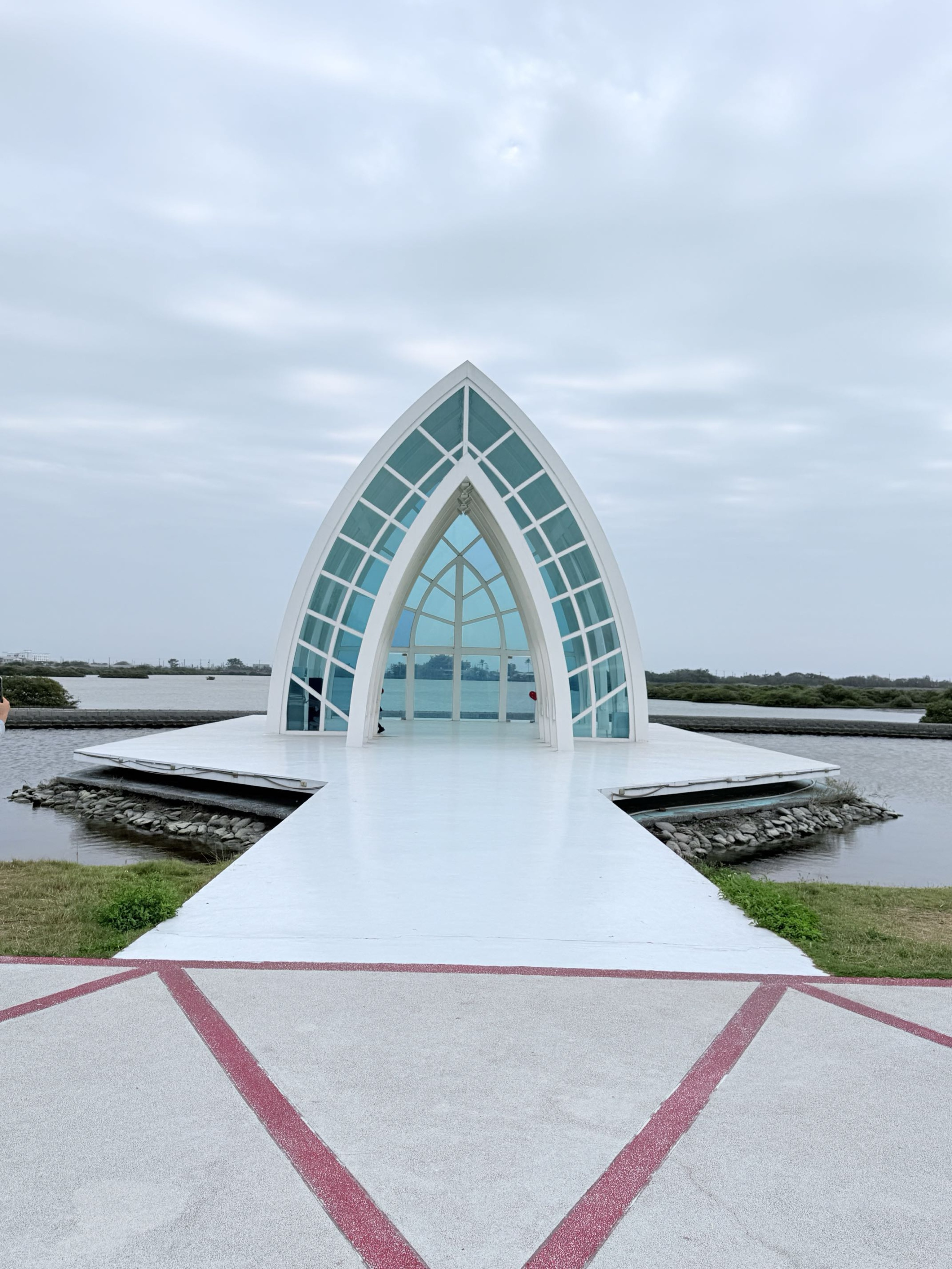 台南市北門區旅途中的幸福時光。水晶教堂北門遊客中心。幸福美麗的婚紗拍攝地點